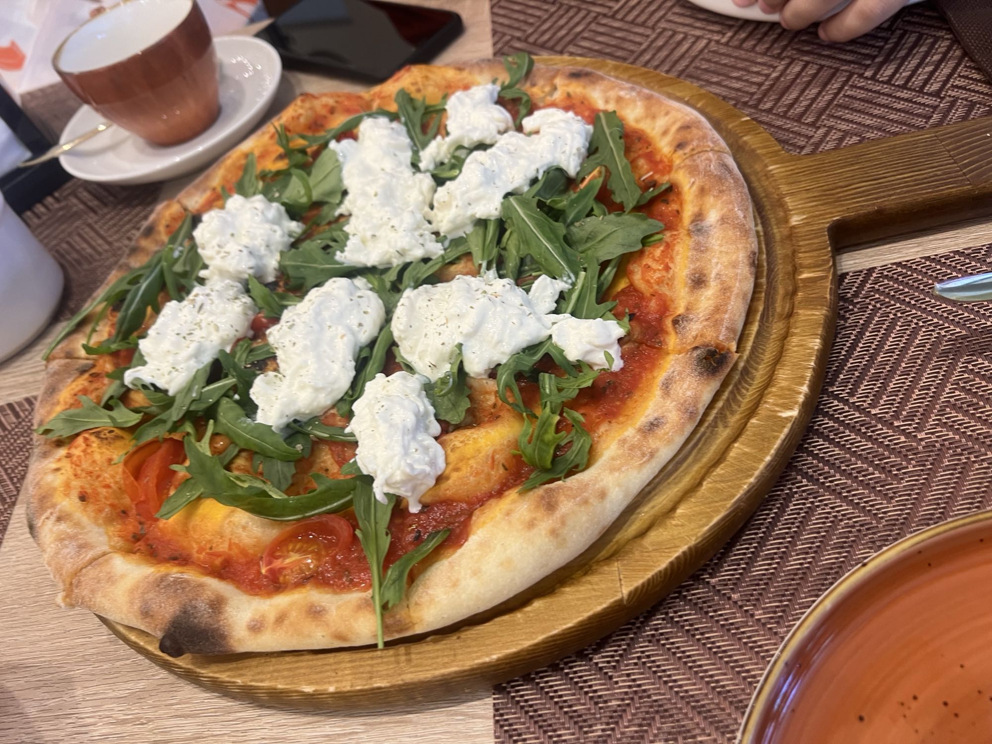 Пицца с рукколой и бурратой