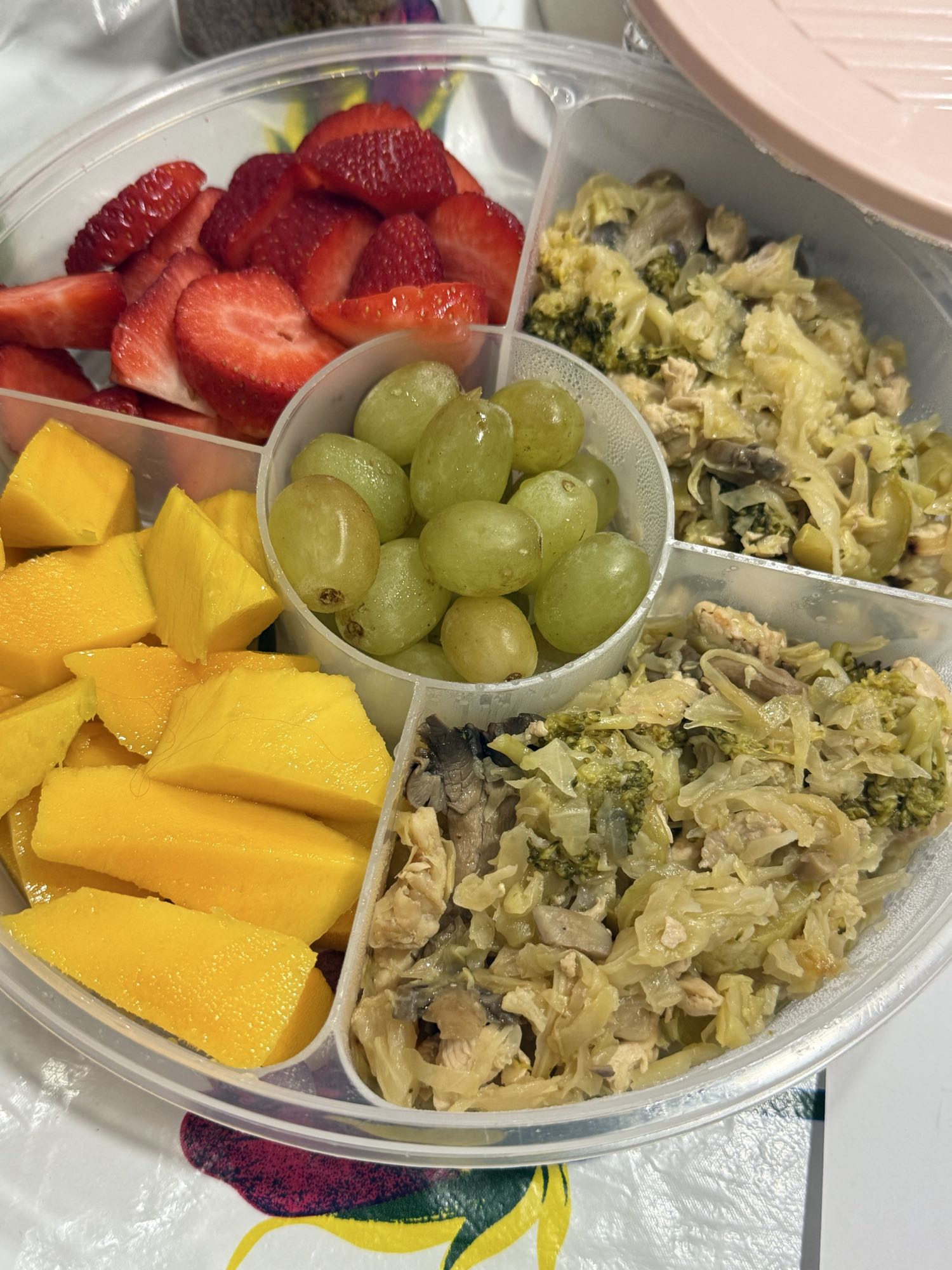 Ensalada de pollo y frutas