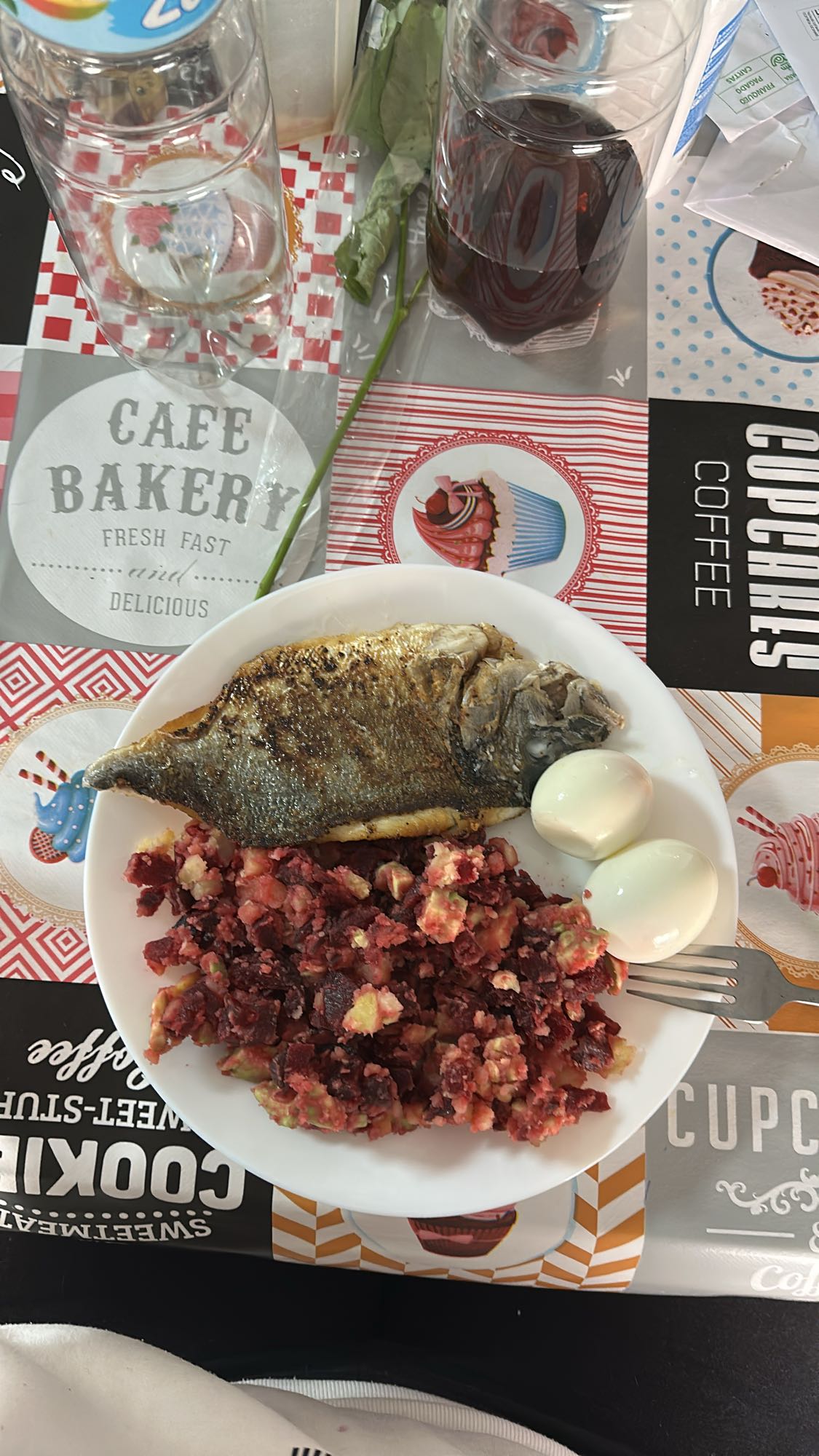 Pescado con ensalada