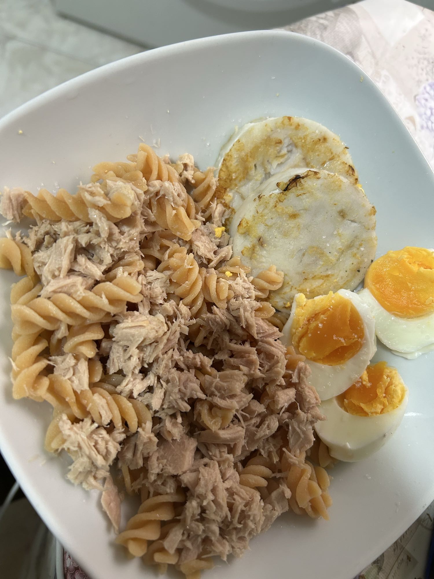 Pasta con atún y huevo
