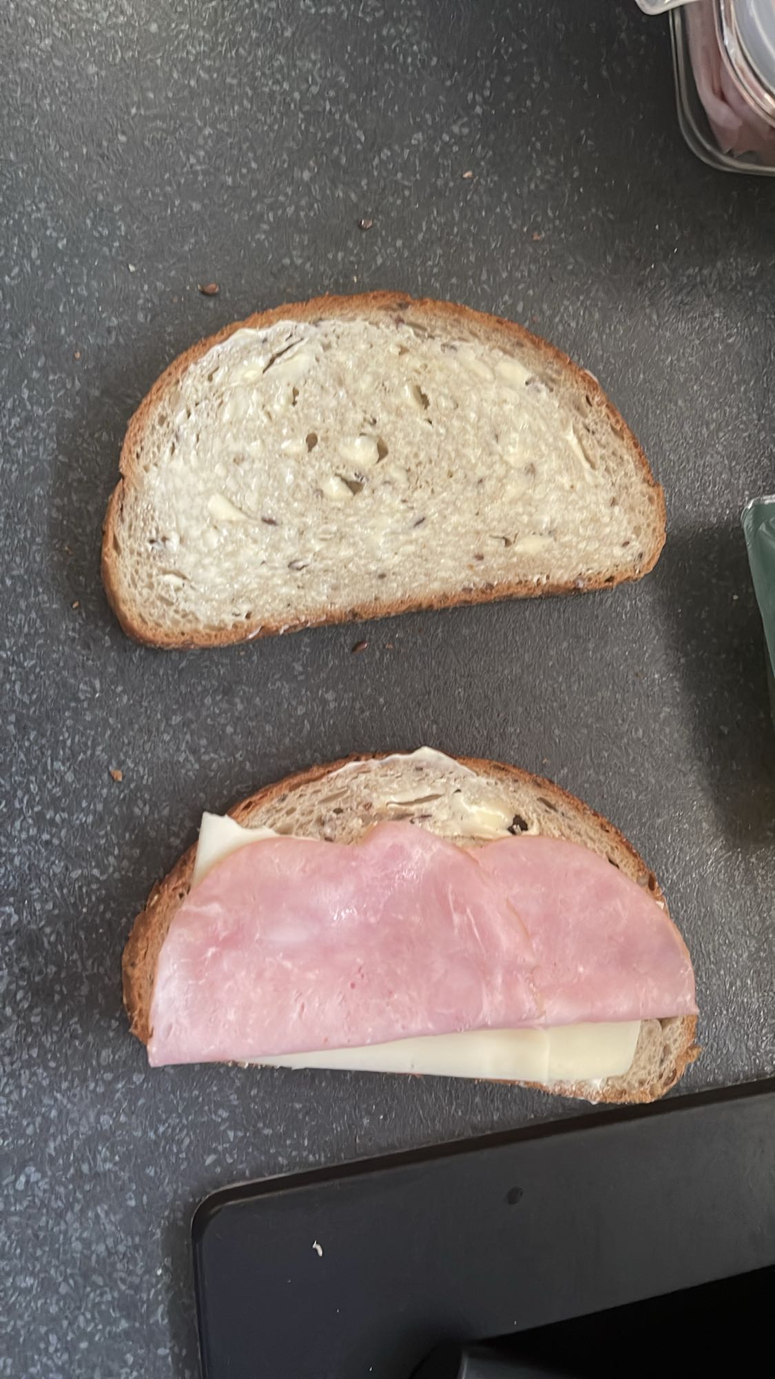 Kanapka z szynką i serem