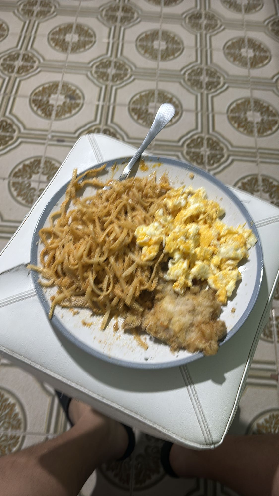 Espaguetis con huevo y pollo