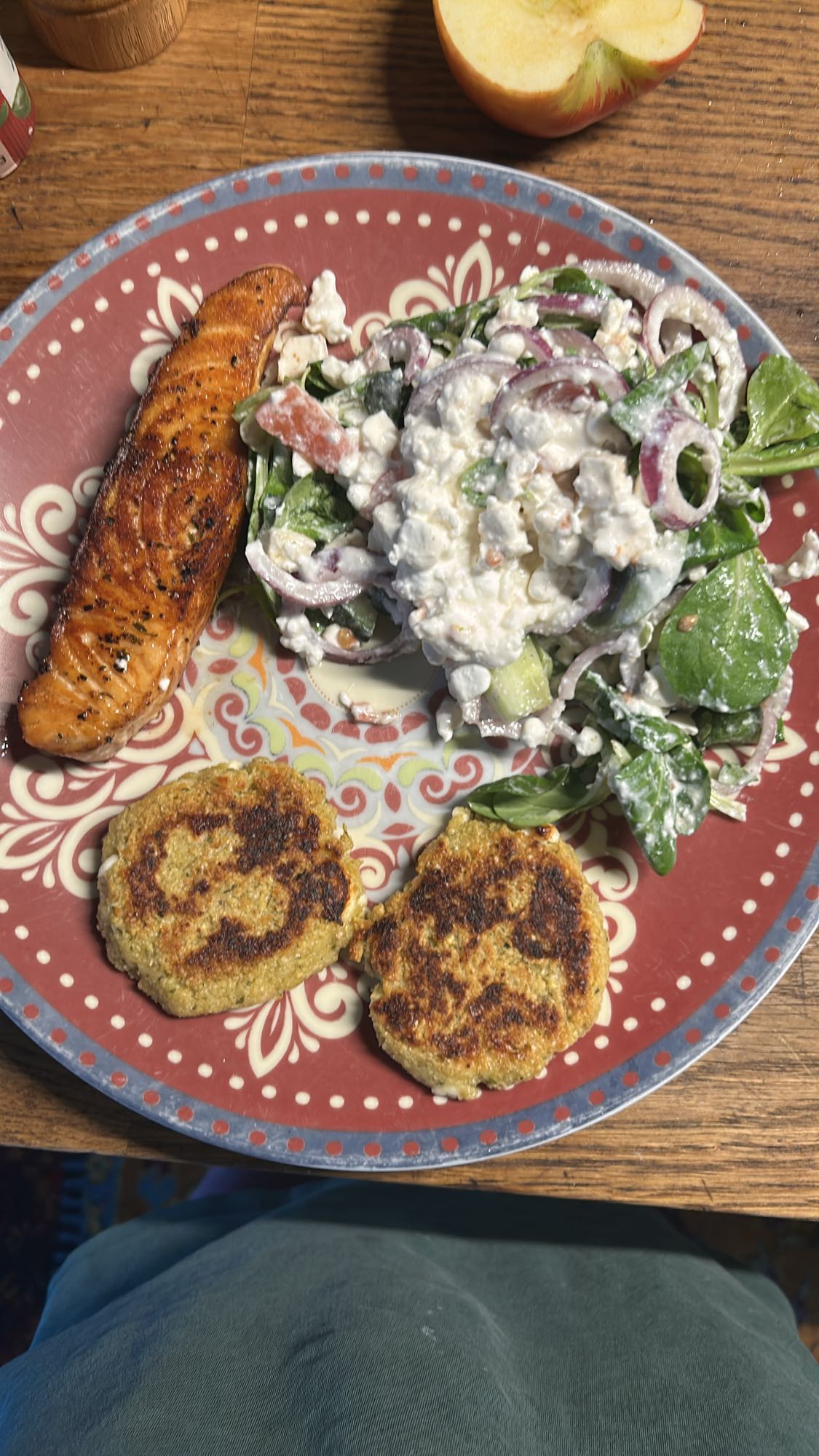 Lachs mit Salat und Bratlingen