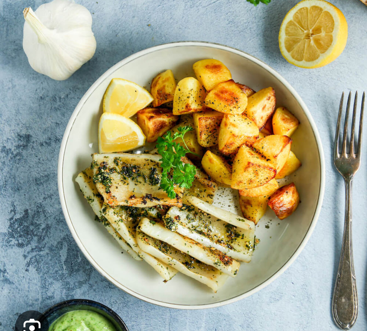 Pescado con papas asadas