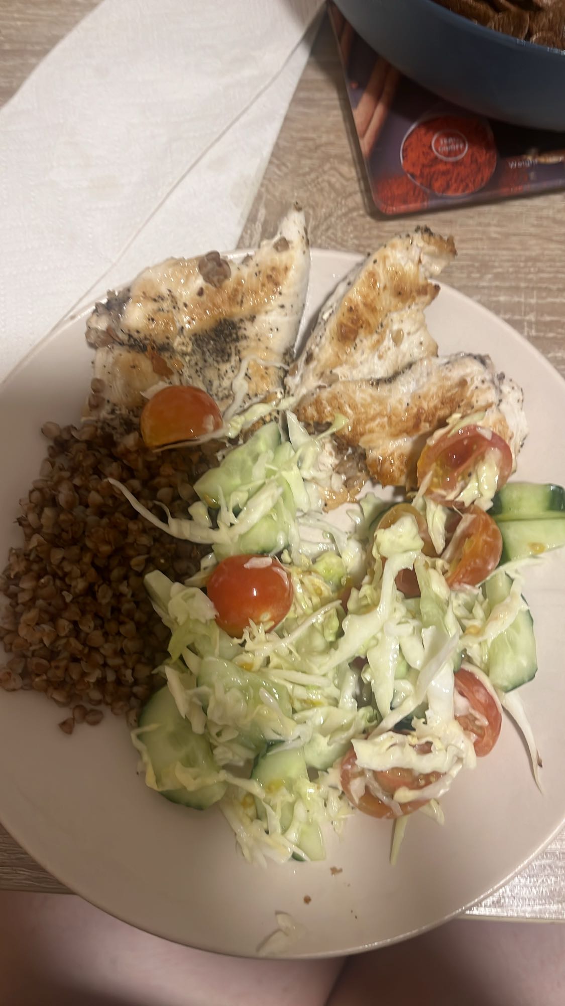 Гречка с курицей и салатом