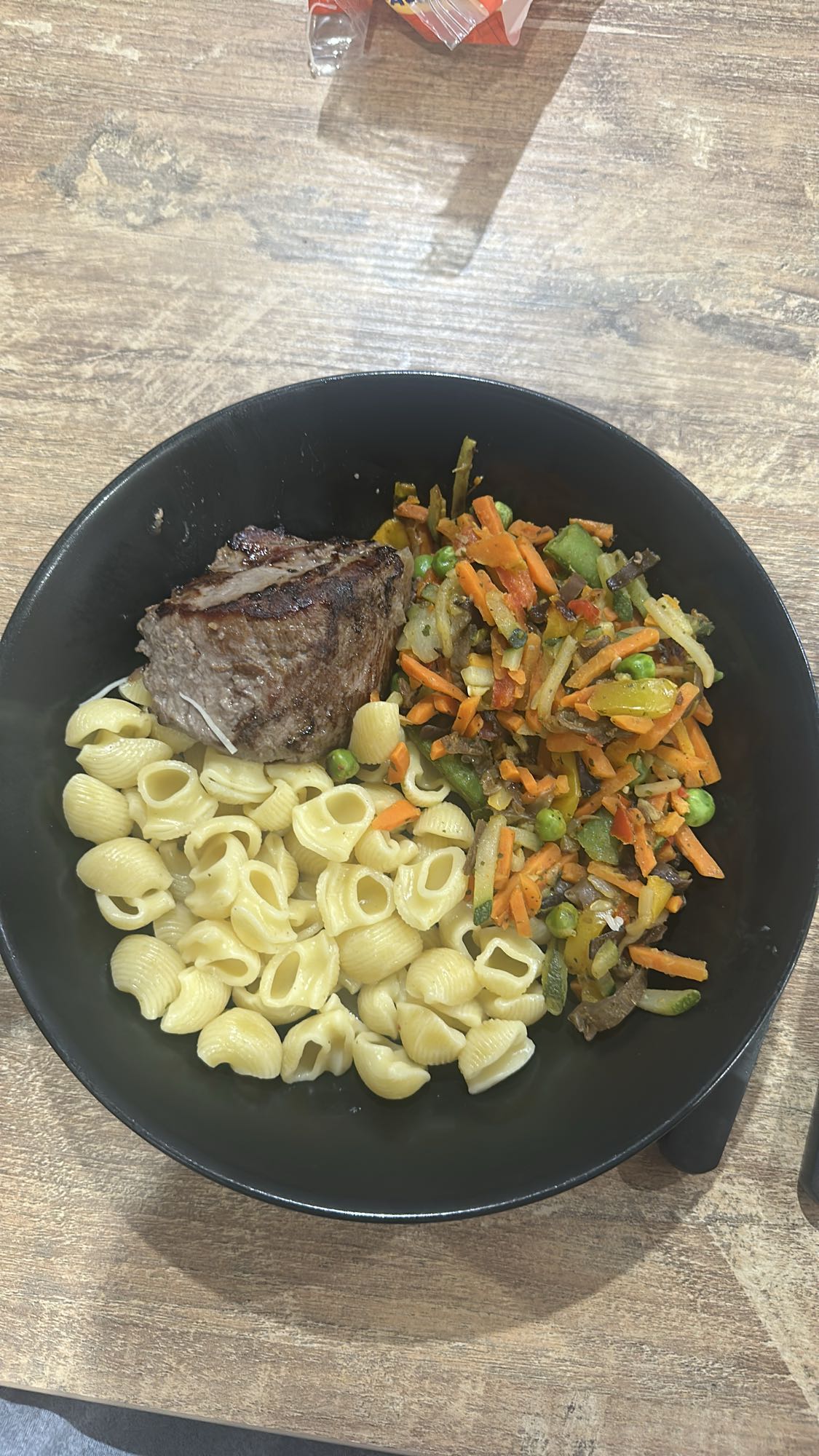 Pâtes, steak et légumes