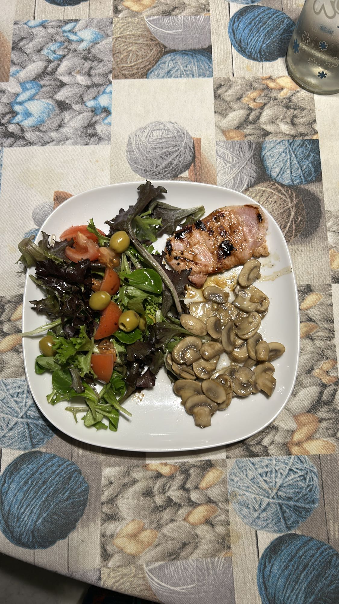 Amanida amb porc i bolets