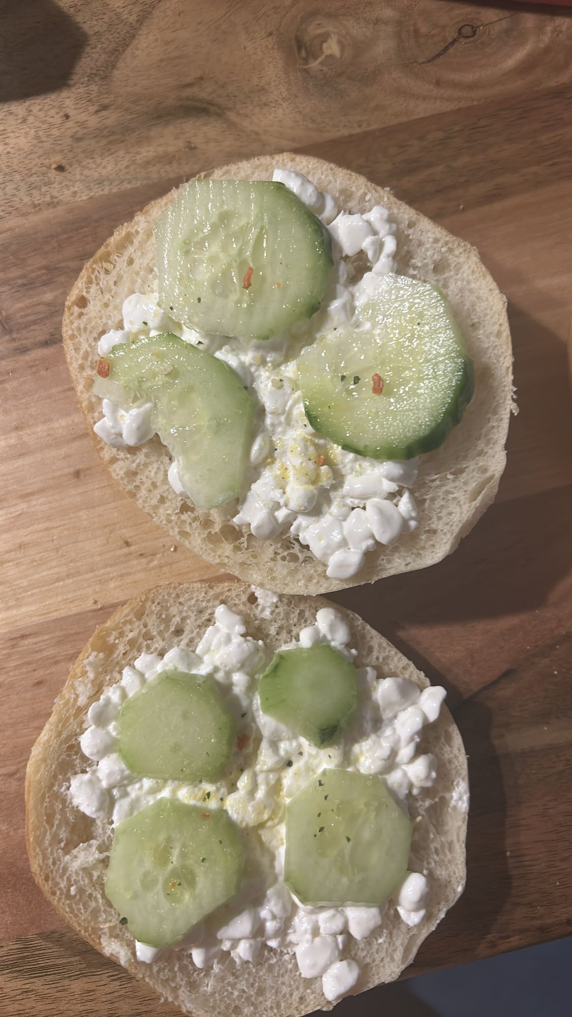 Bułka z twarogiem i ogórkiem