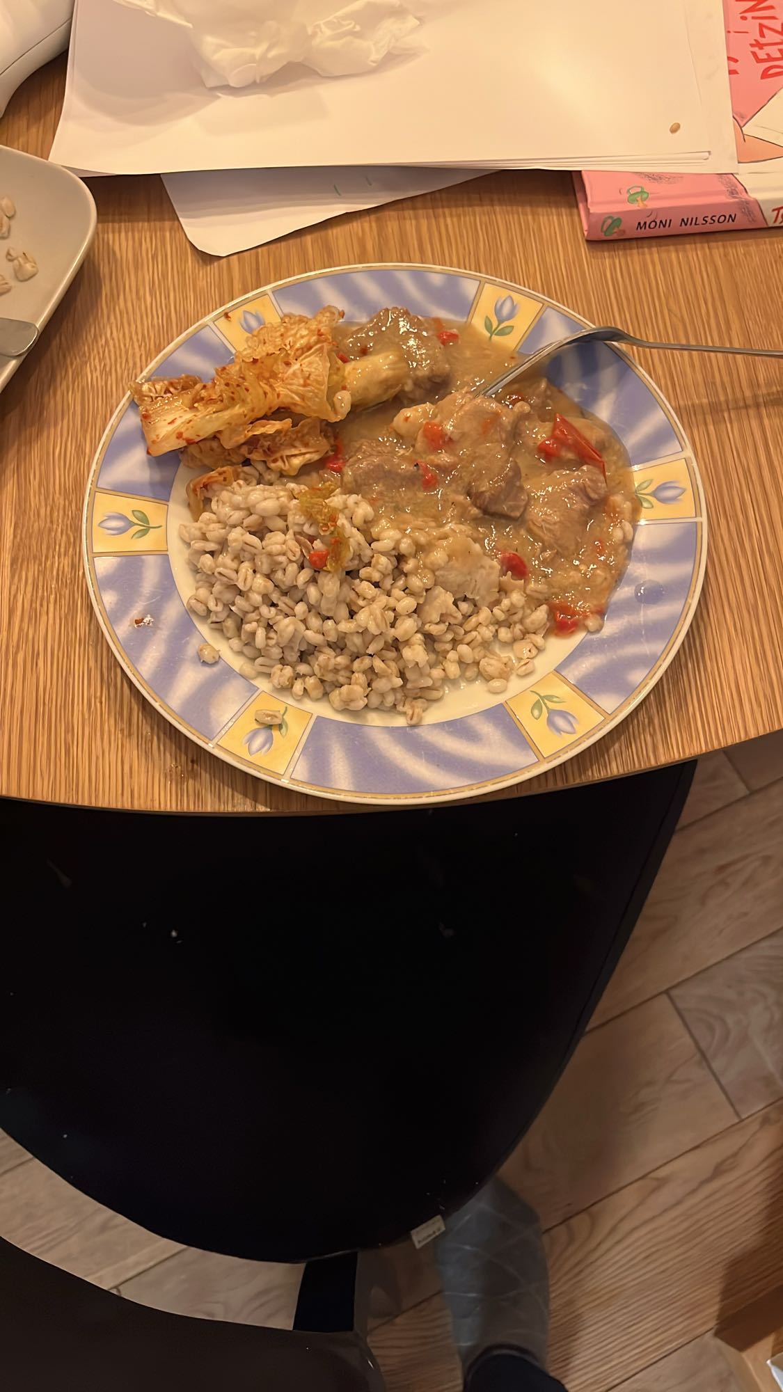 Gulasz z kaszą i kimchi