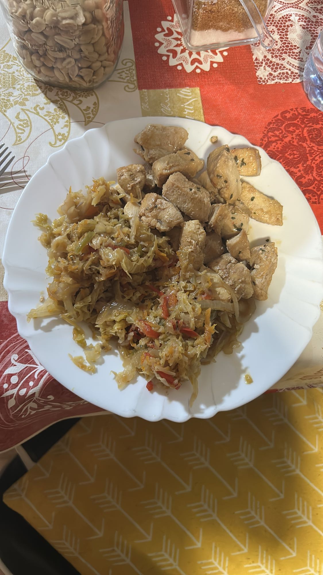 Pollo con repollo salteado