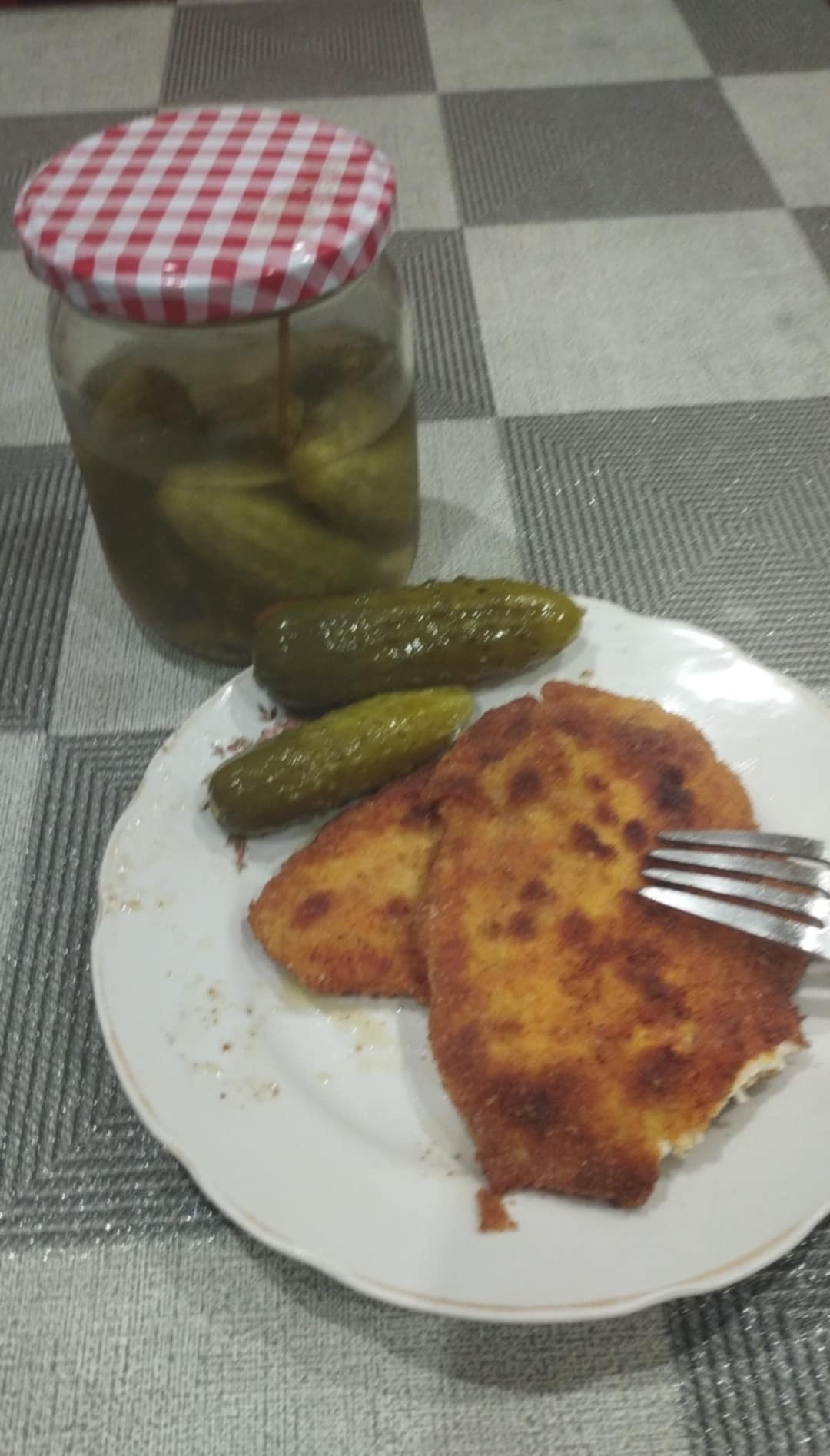 Kotlet schabowy z ogórkami