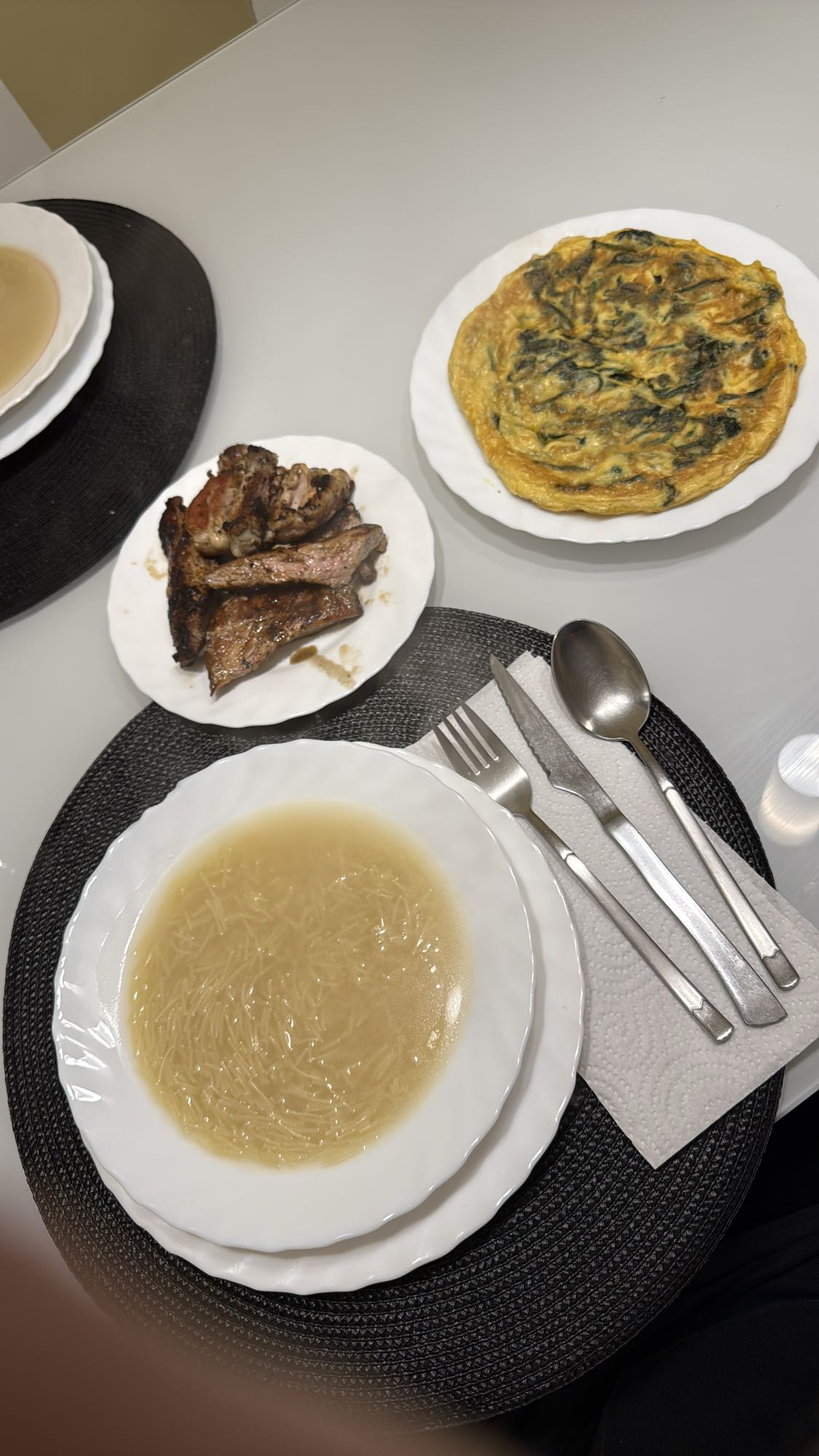 Sopa con tortilla y carne