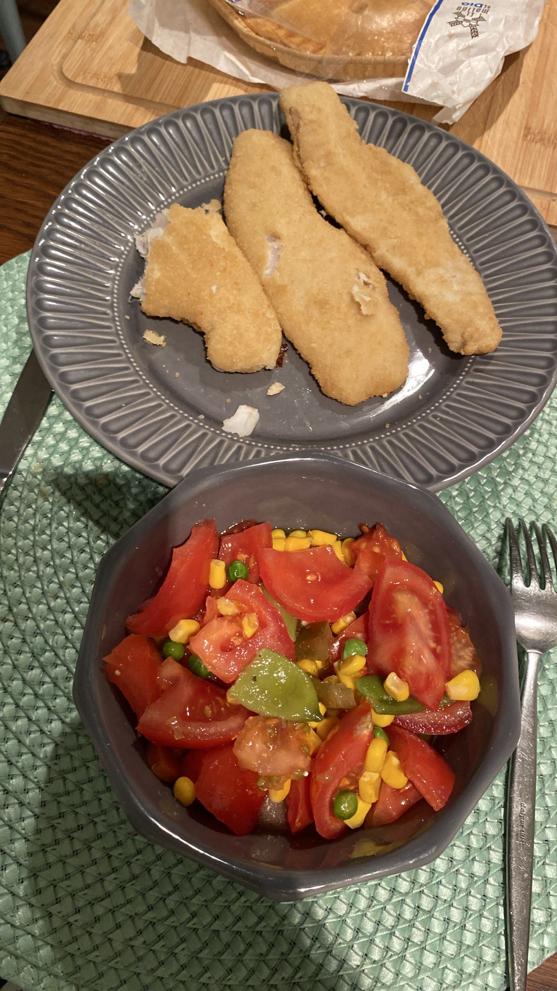 Pescado empanizado con ensalada