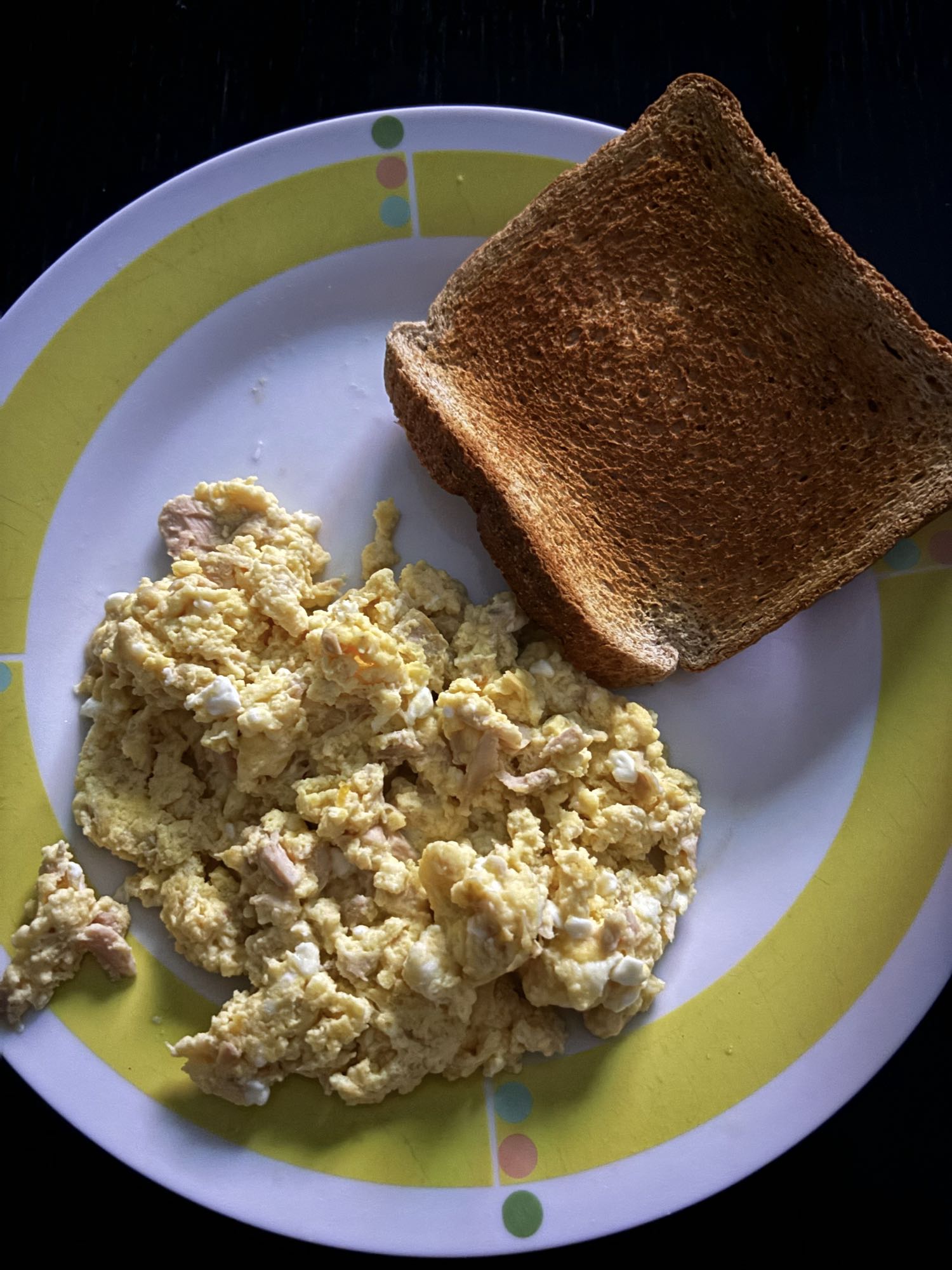 Huevos revueltos con pan