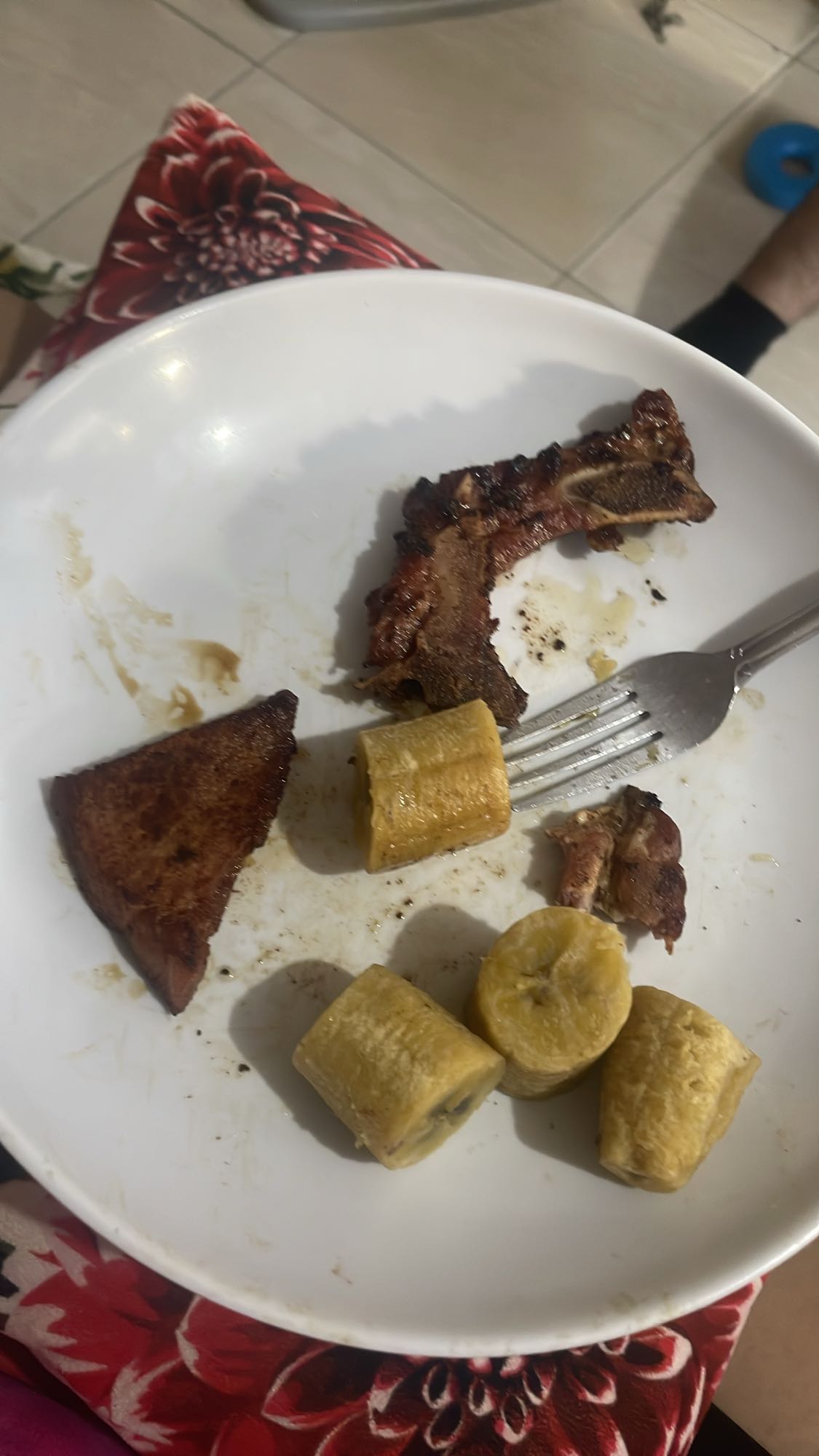 Plátano con carne asada