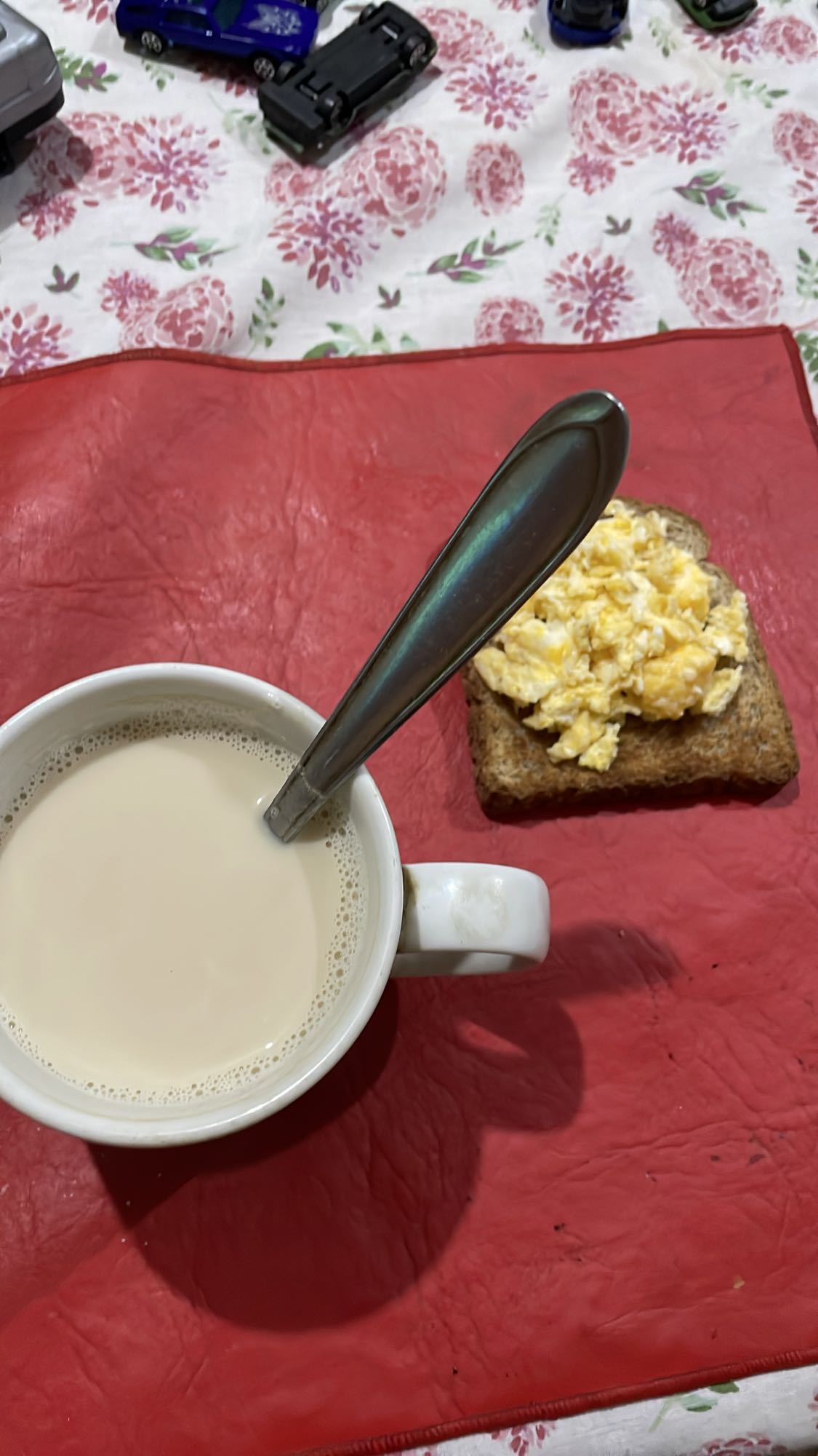 Tostada con huevo y café