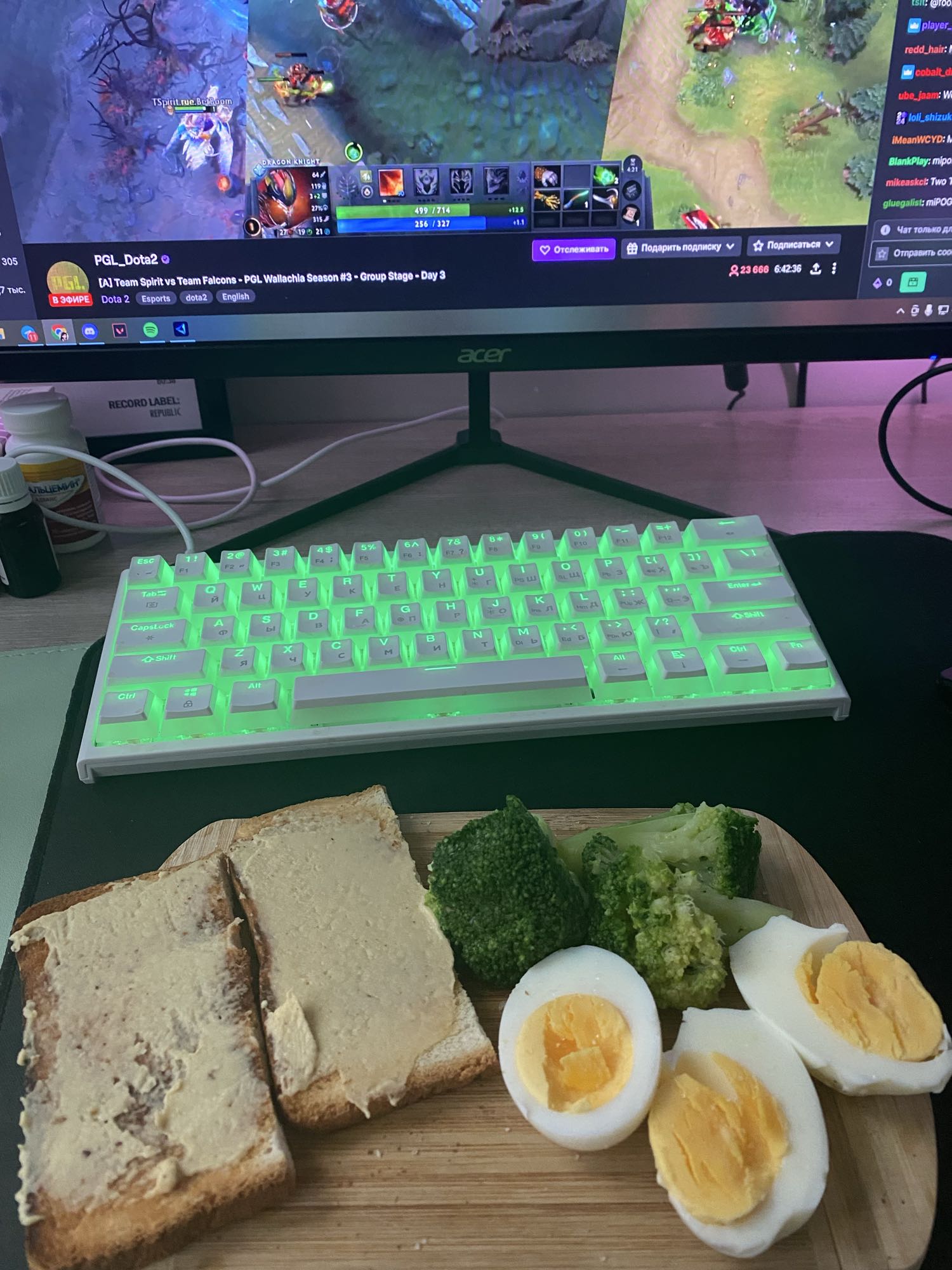 Тосты с яйцами и брокколи