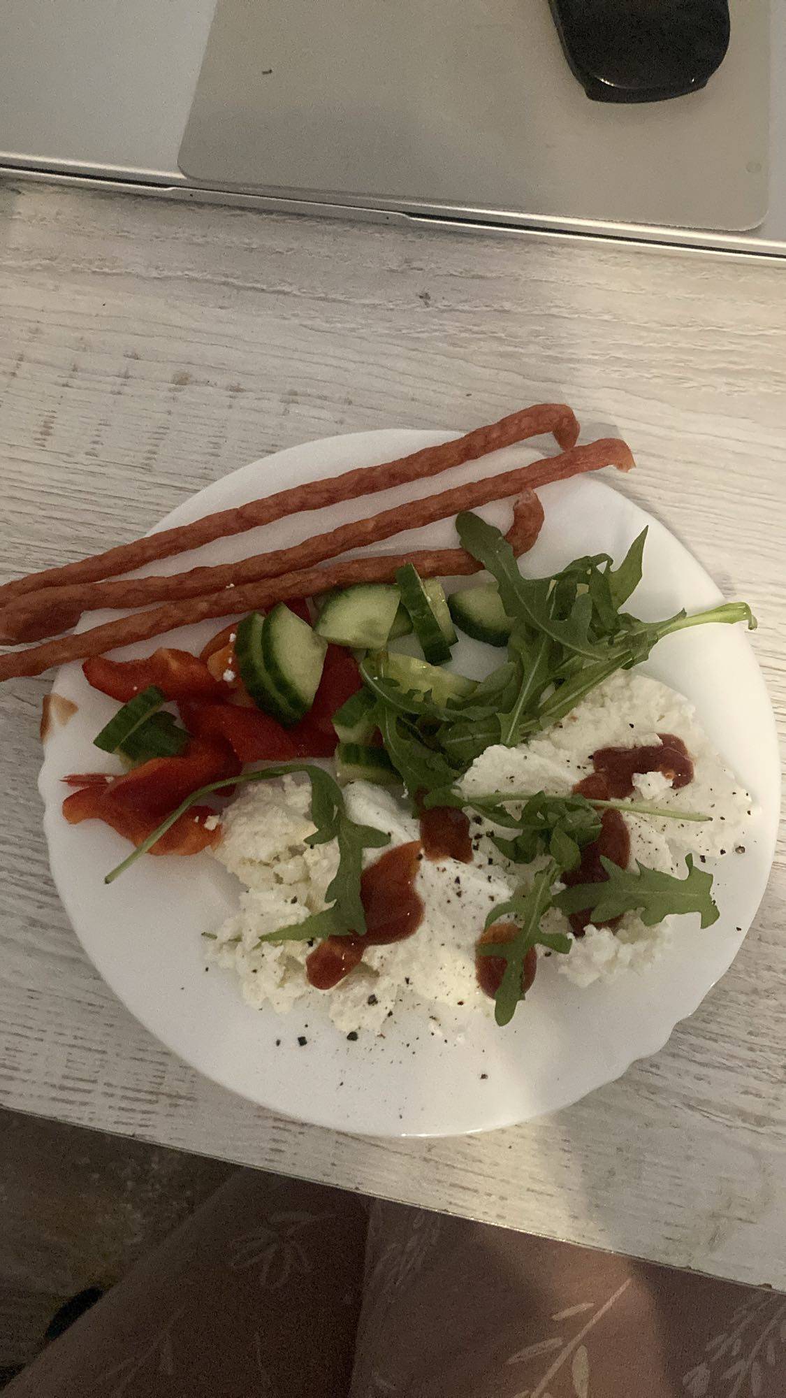 Talerz z twarogiem i warzywami