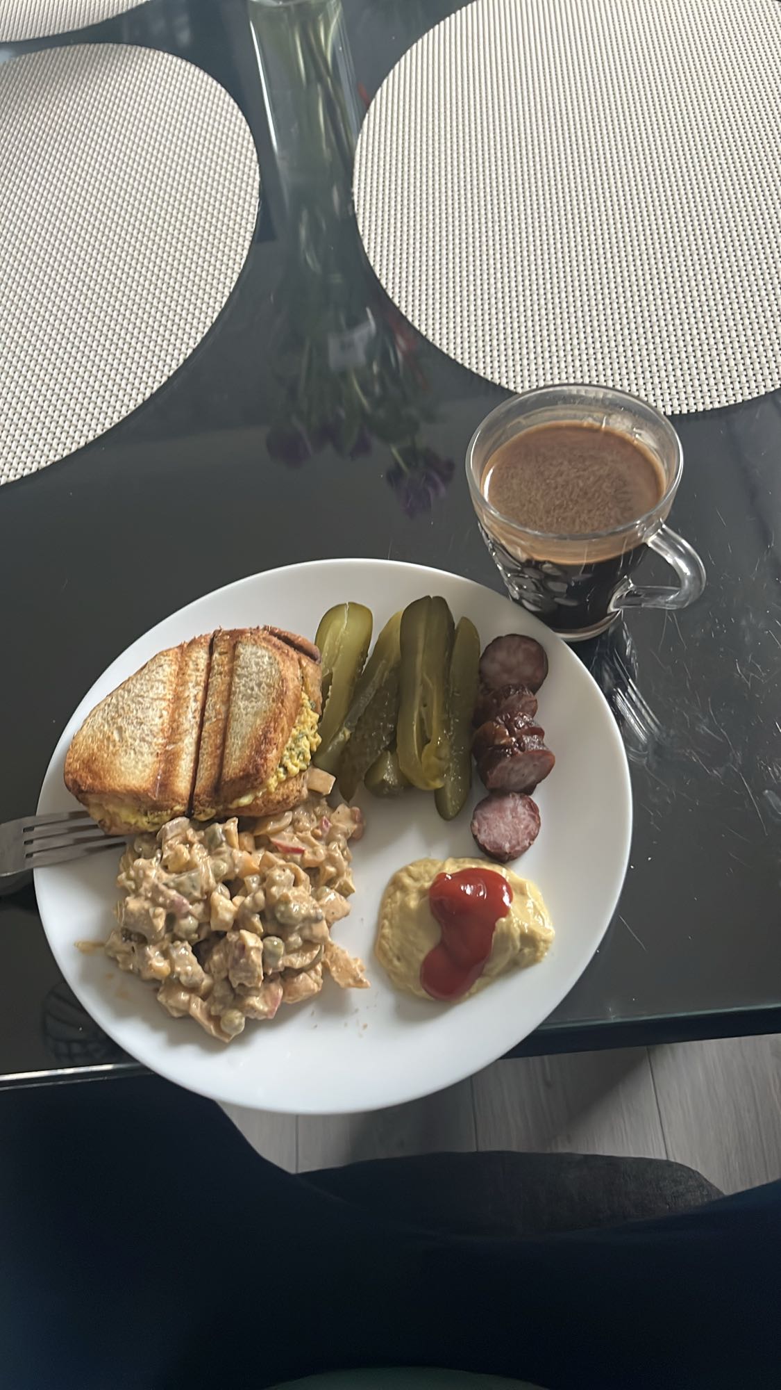 Śniadanie z kanapką i kawą