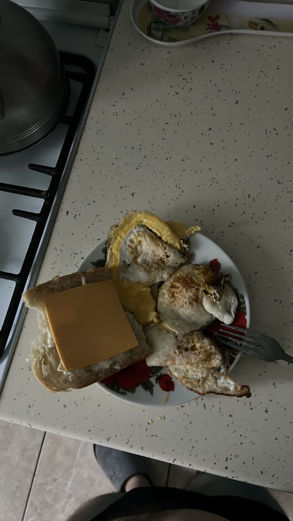 Жареные яйца с хлебом