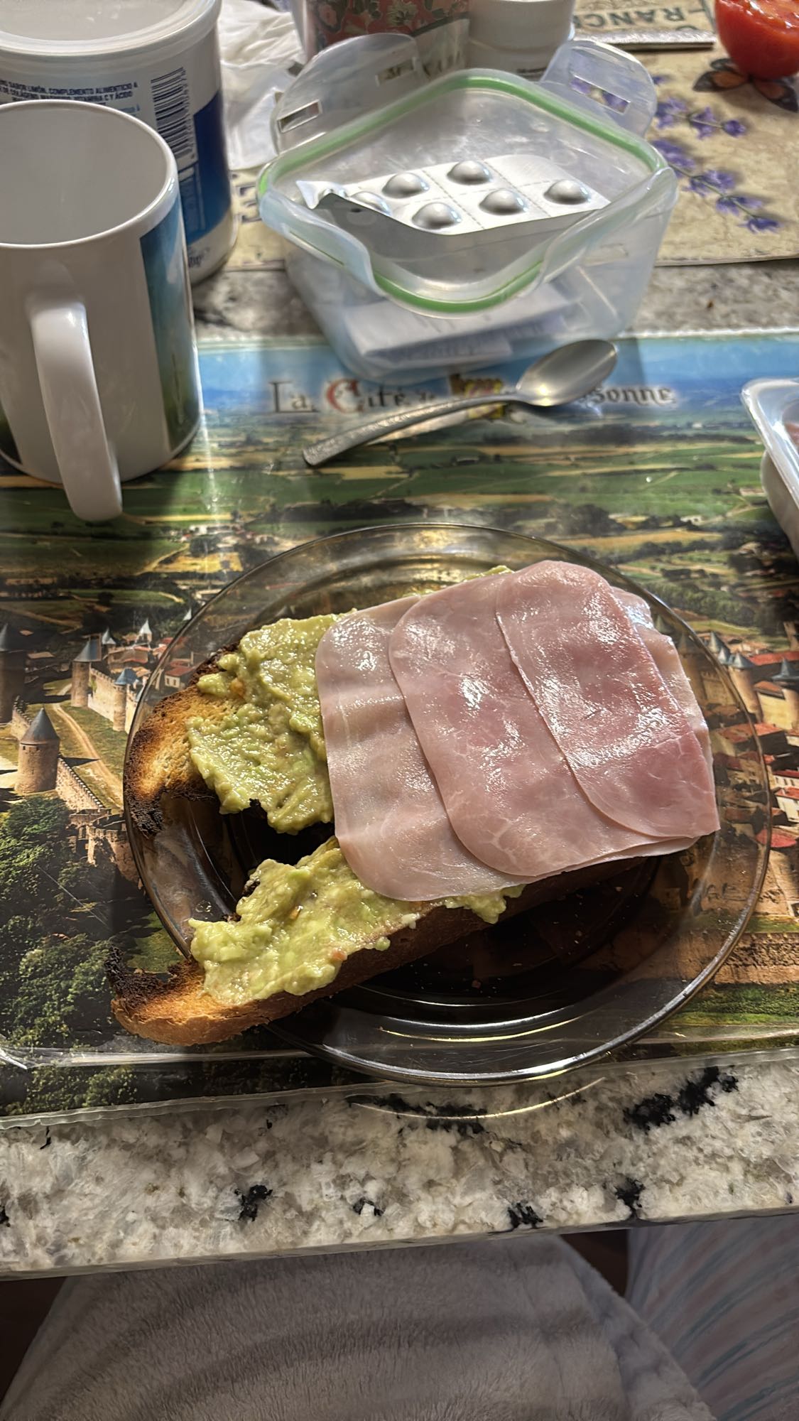 Tostada con aguacate y jamón