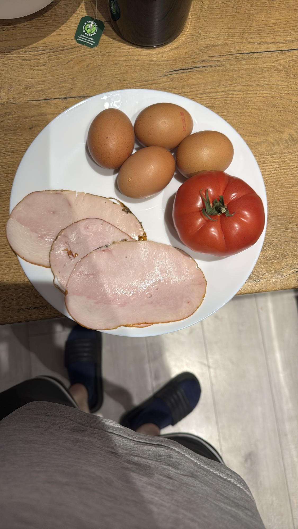 Jajka z szynką i pomidorem