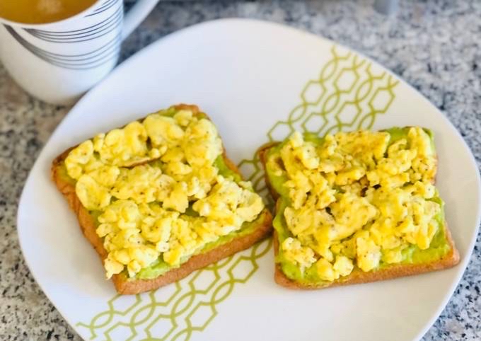 Tostadas con huevo y aguacate