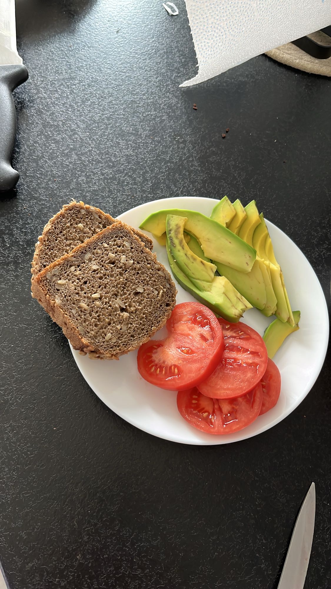 Kanapki z awokado i pomidorem
