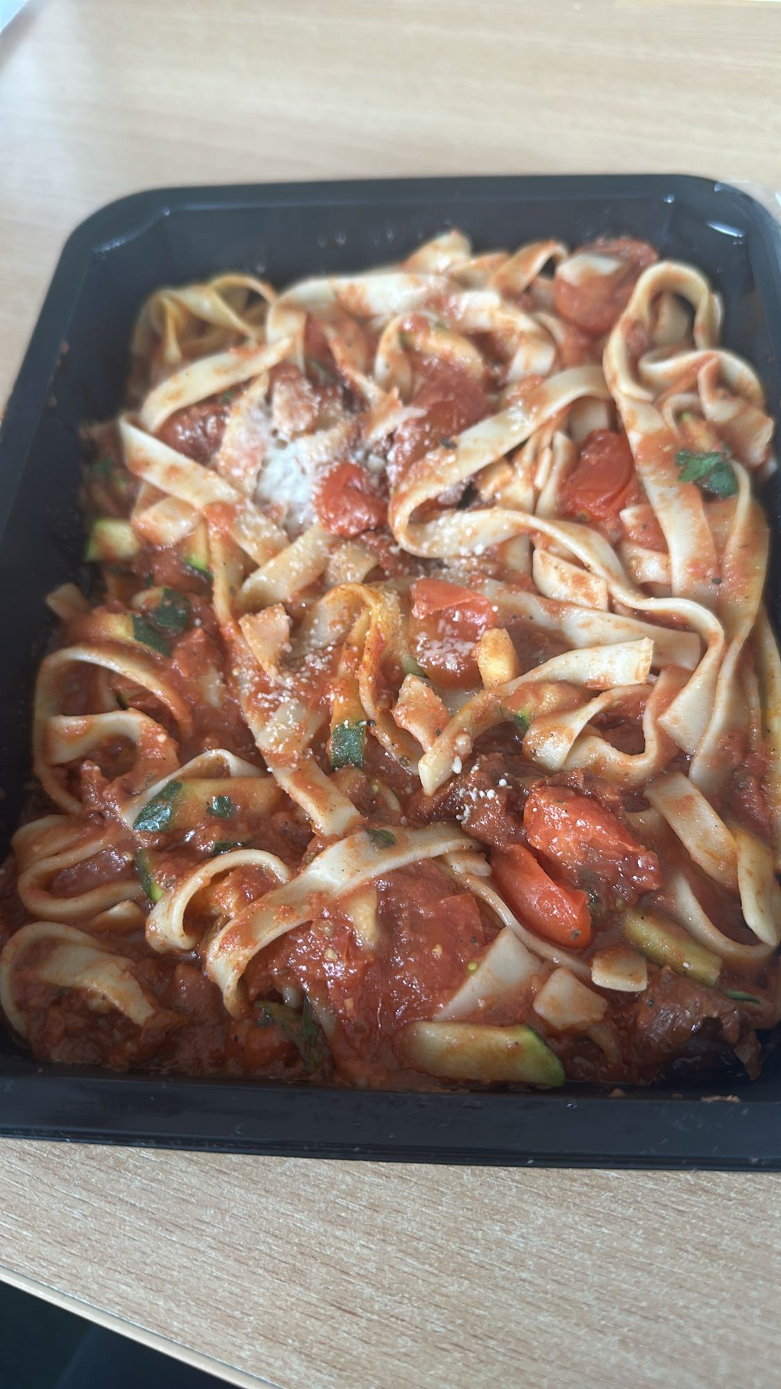 Makaron z sosem pomidorowym