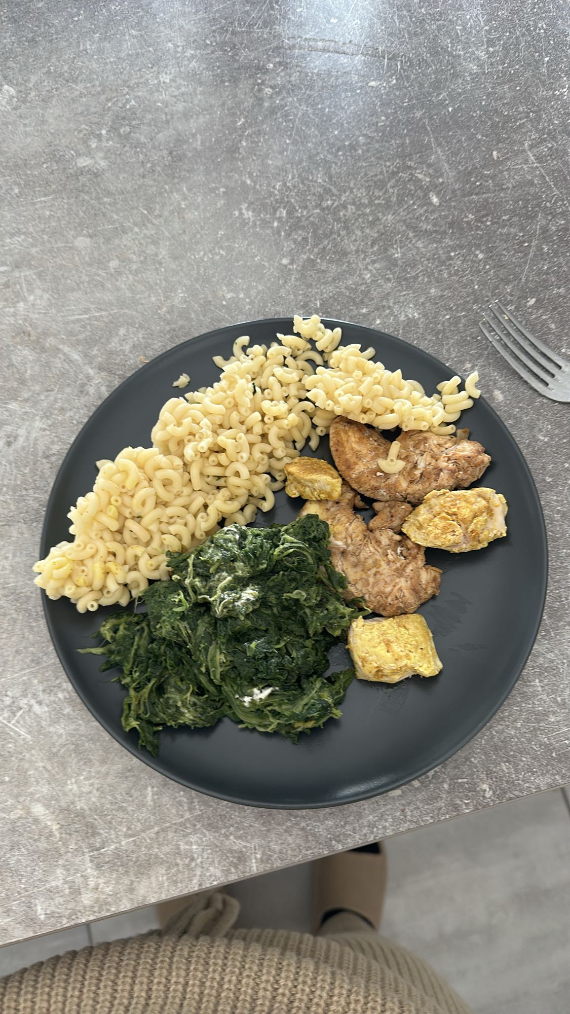 Poulet avec pâtes et épinards