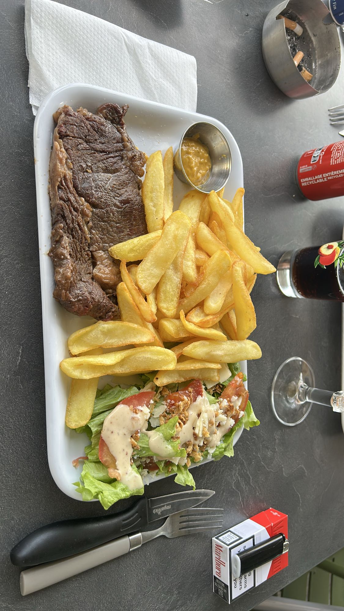 Steak frites et salade