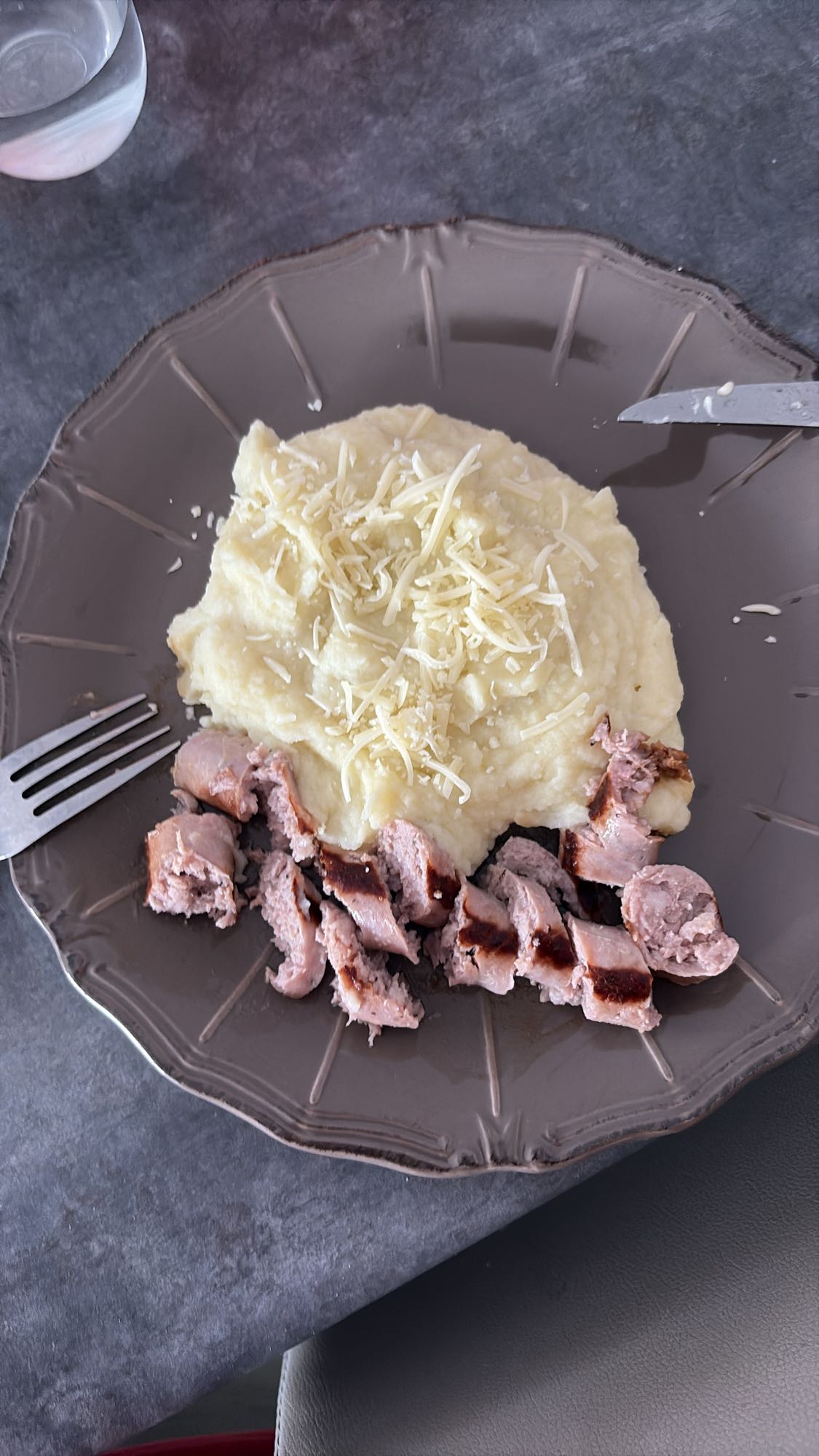 Purée et saucisse grillée