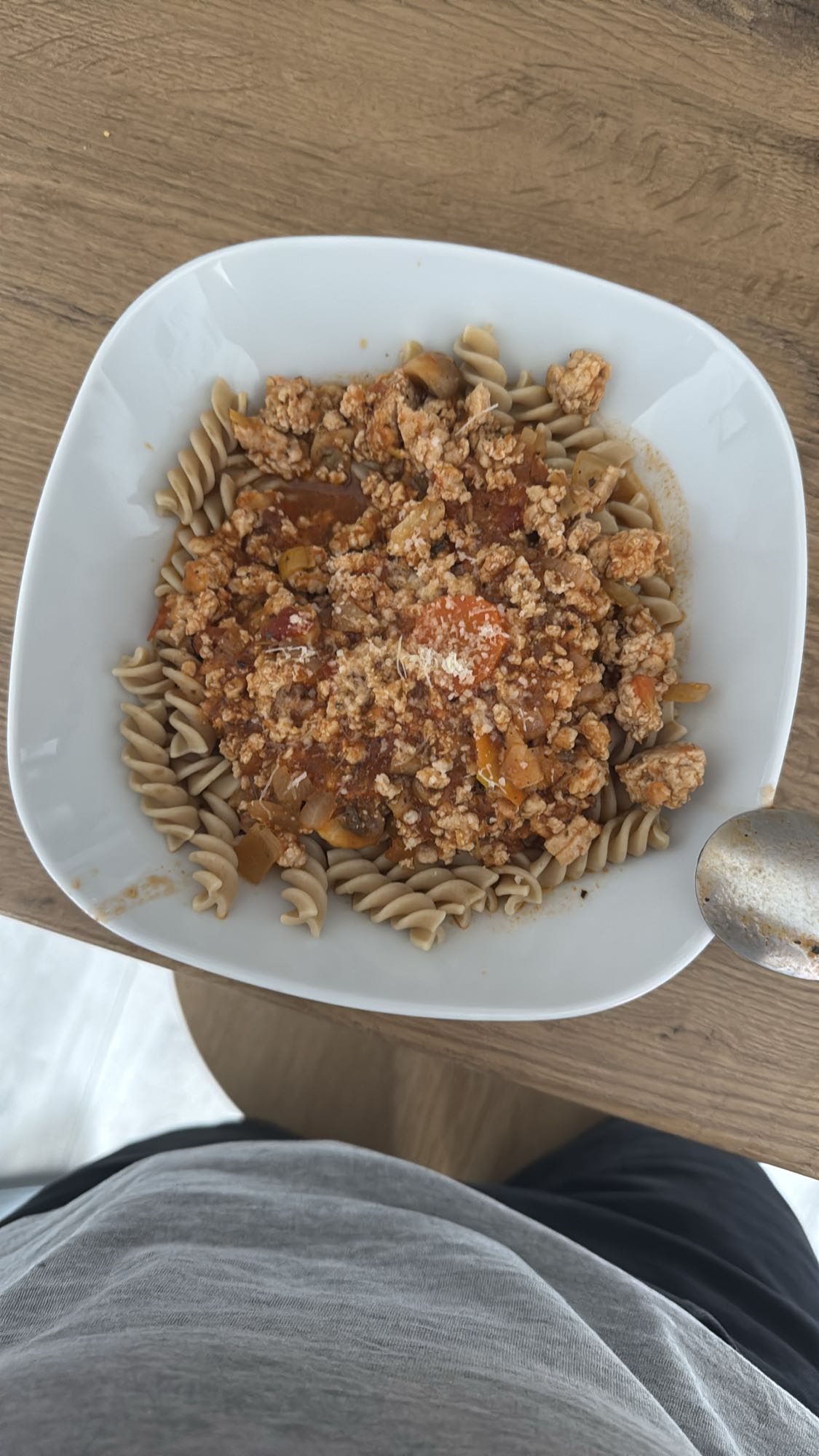 Makaron z sosem mięsnym