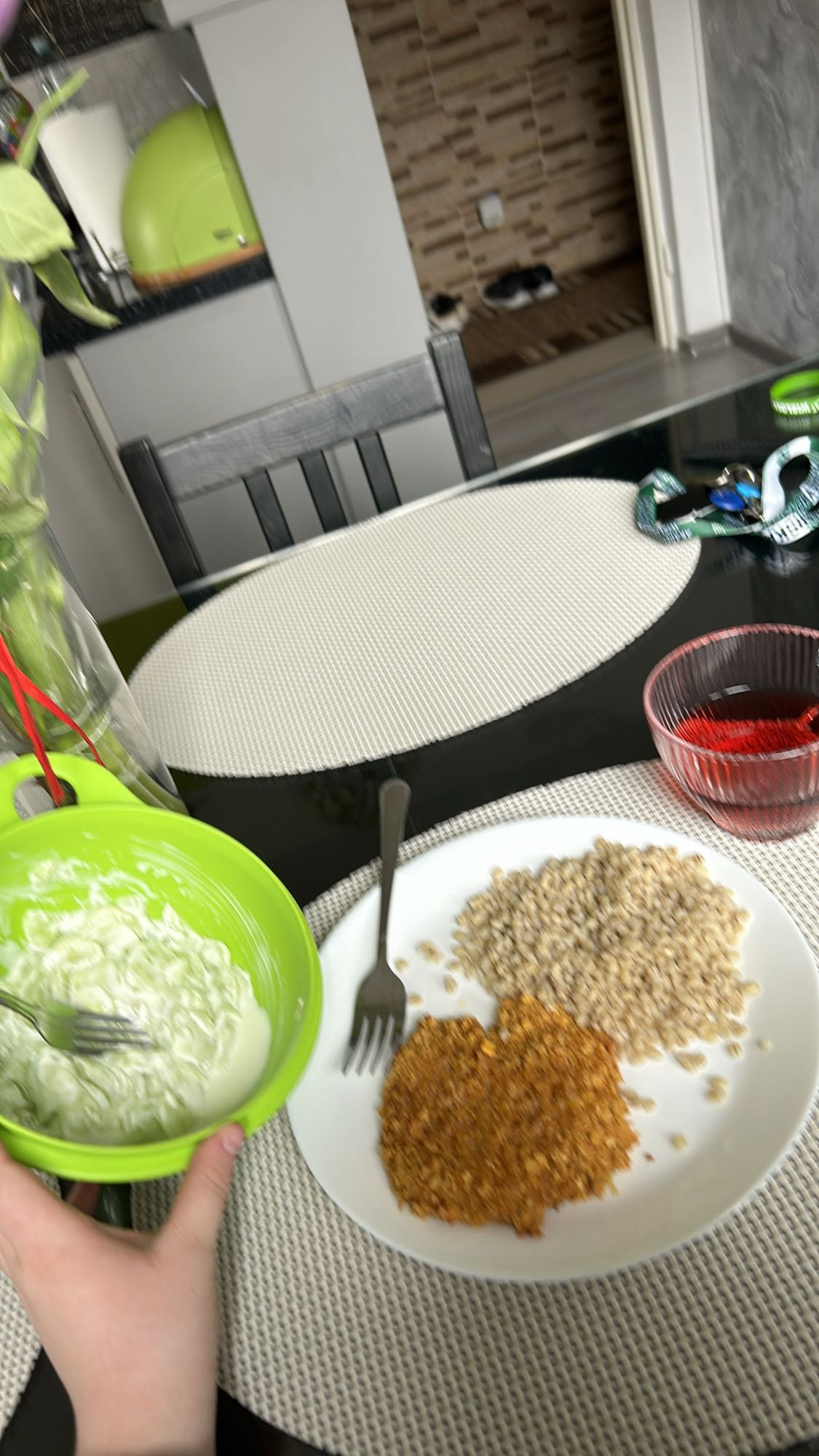 Kotlet z kaszą i surówką