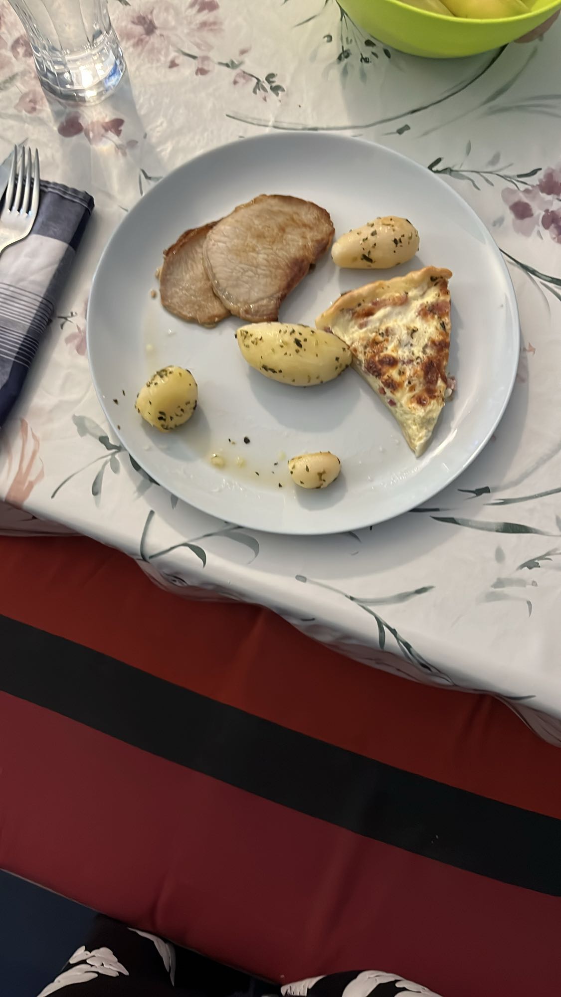 Chuleta con patatas y quiche