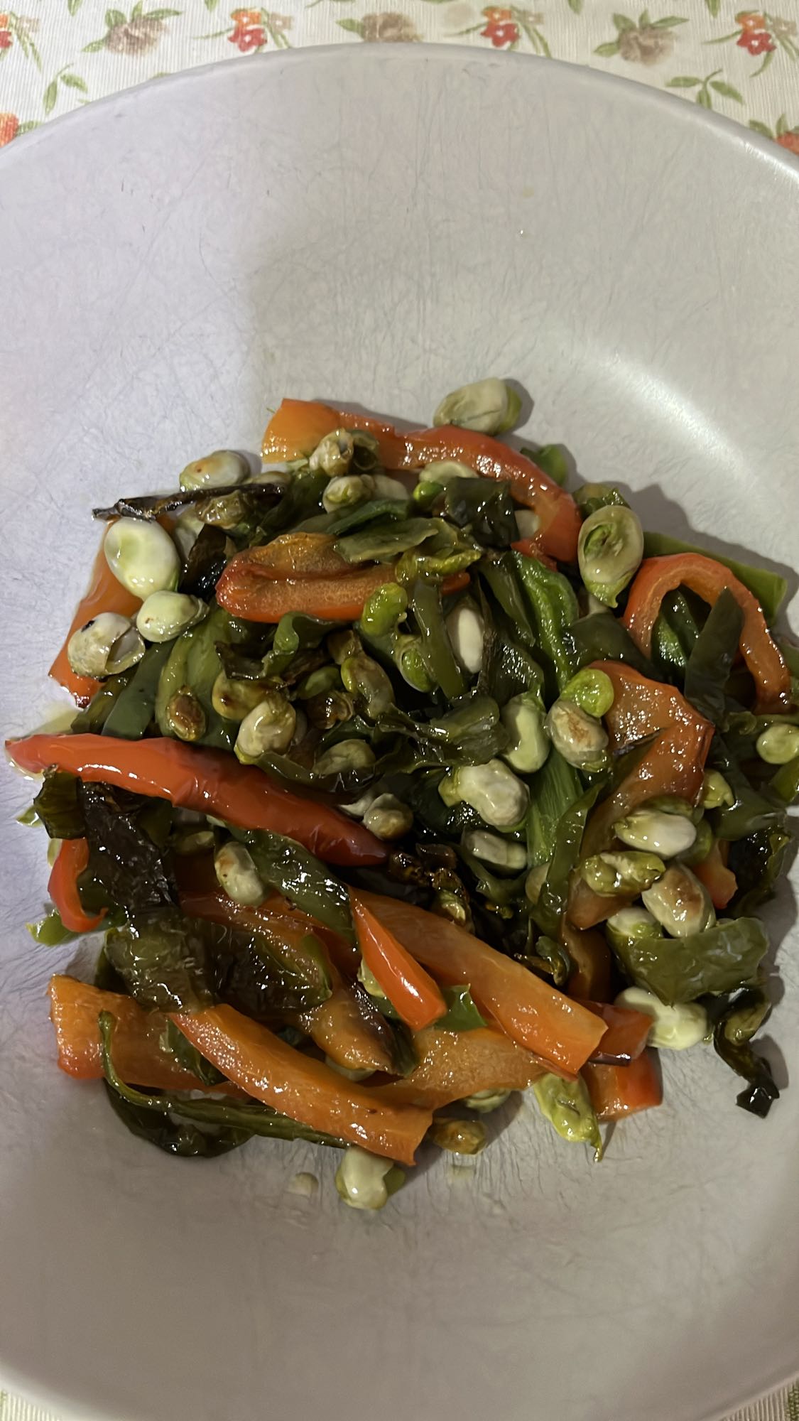 Salteado de habas y pimientos