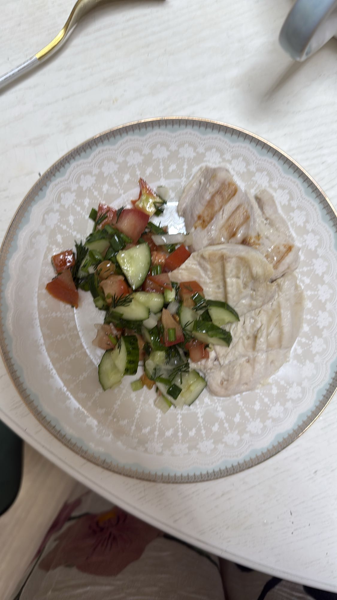 Куриное филе с салатом