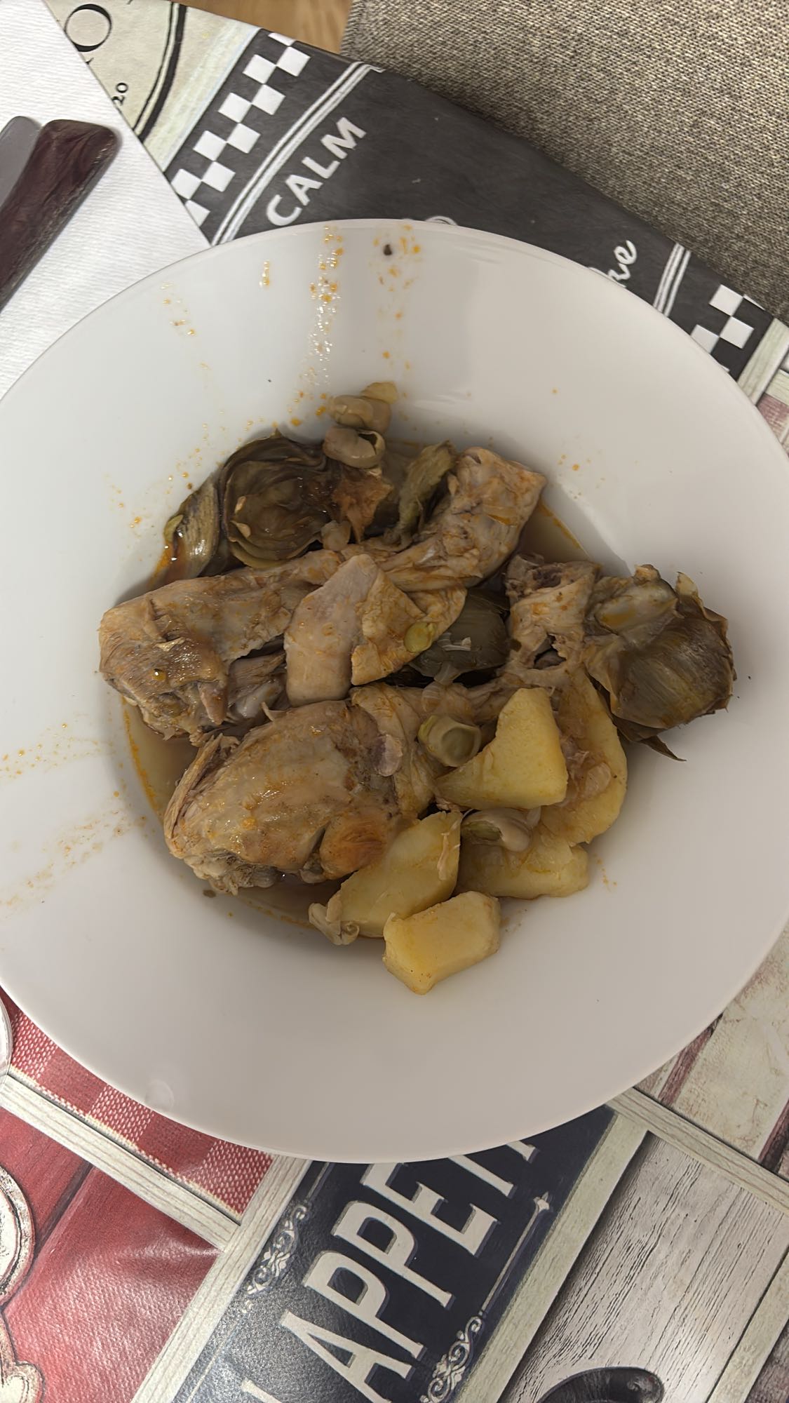 Pollo guisado con alcachofas