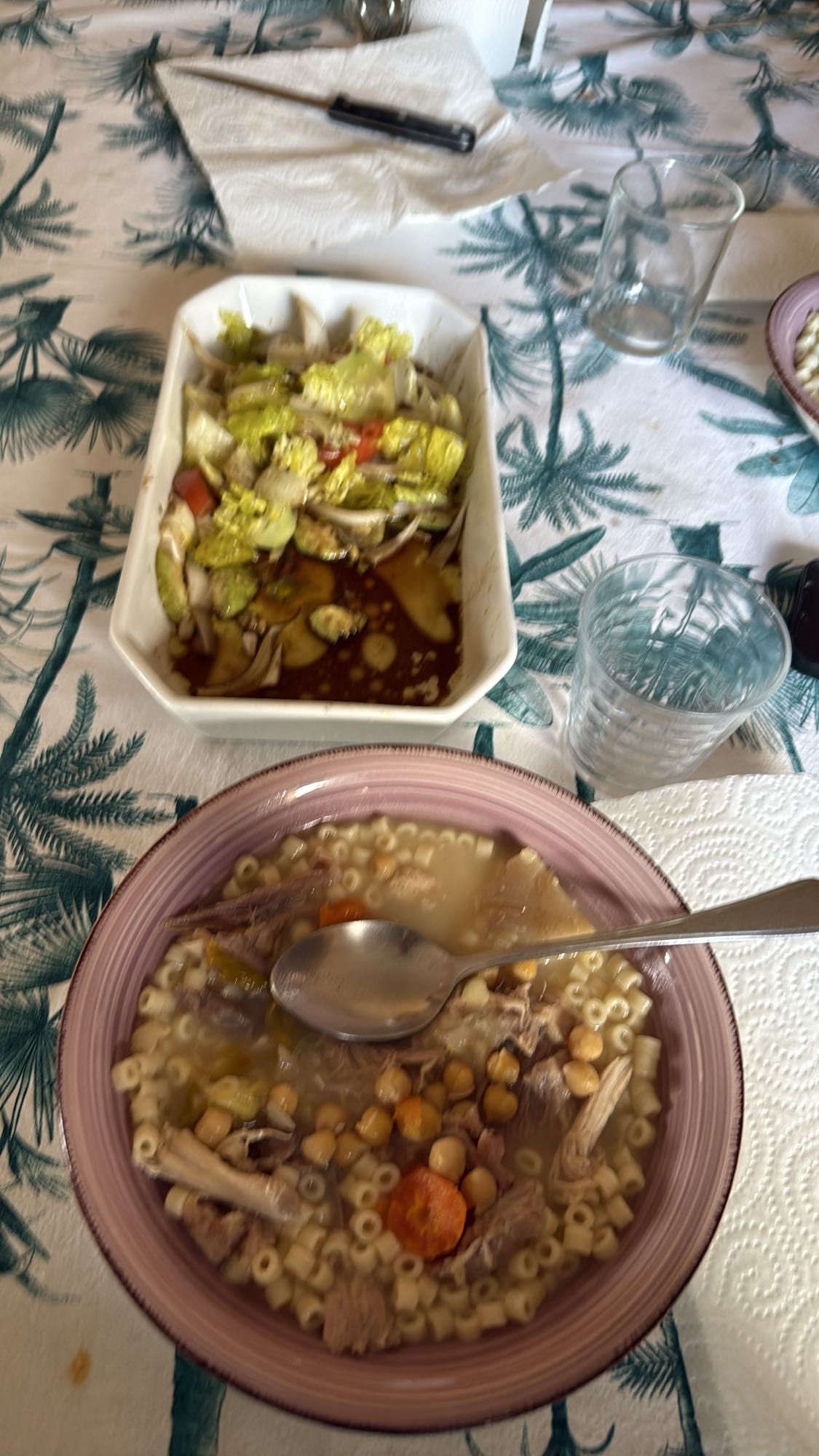 Sopa de pasta con ensalada