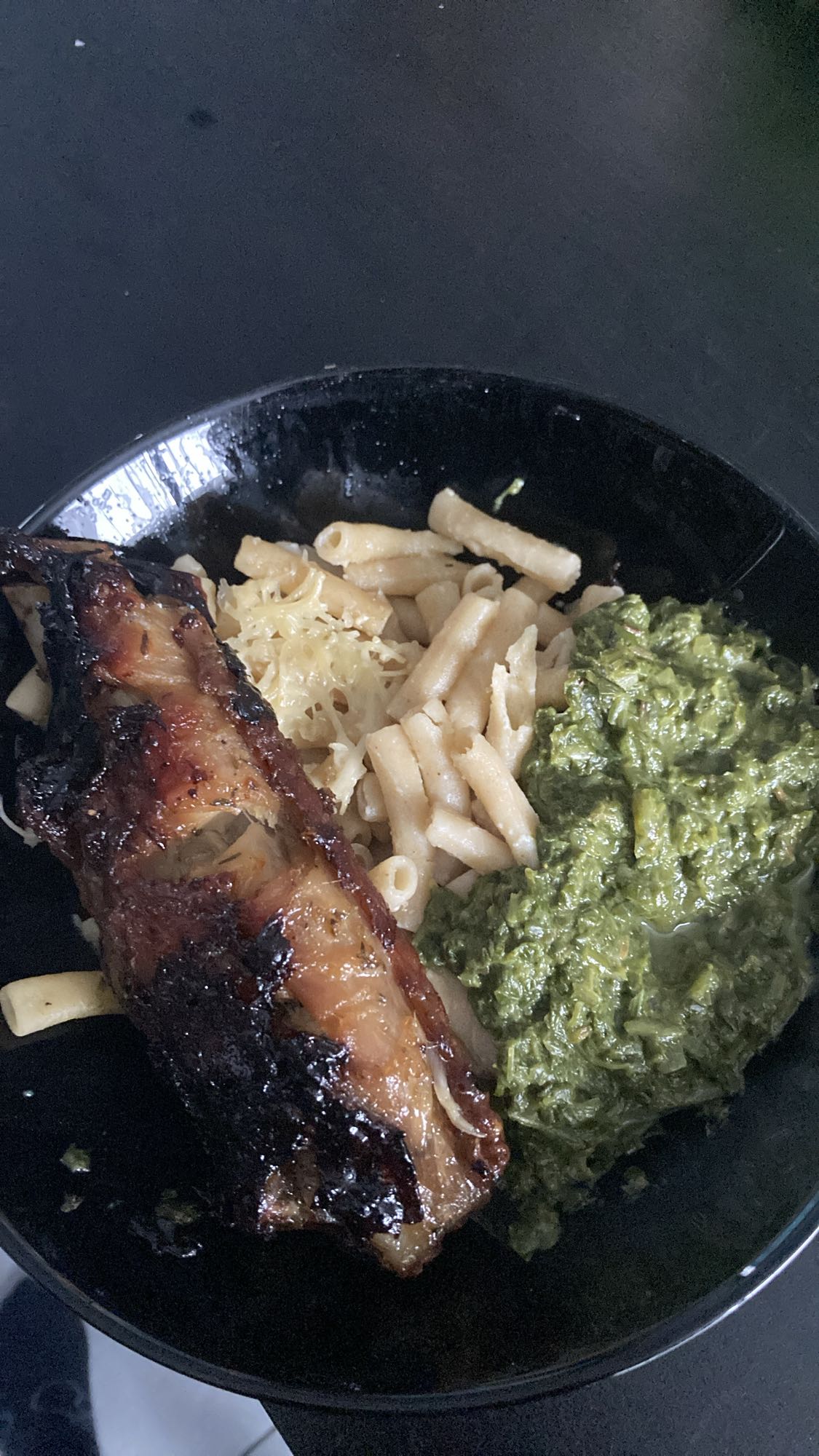 Côtes de porc avec pâtes