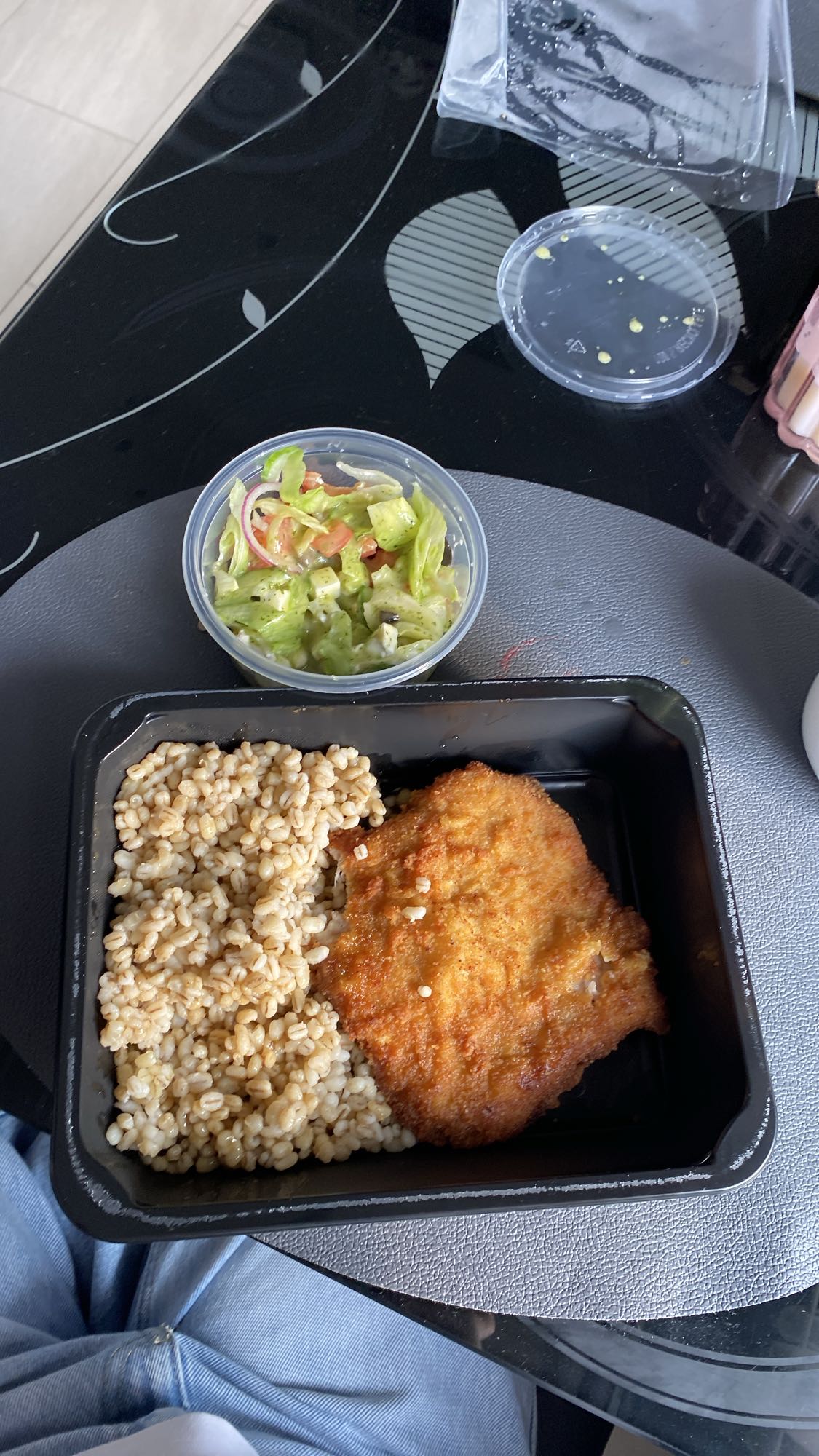 Panierowany kotlet z kaszą