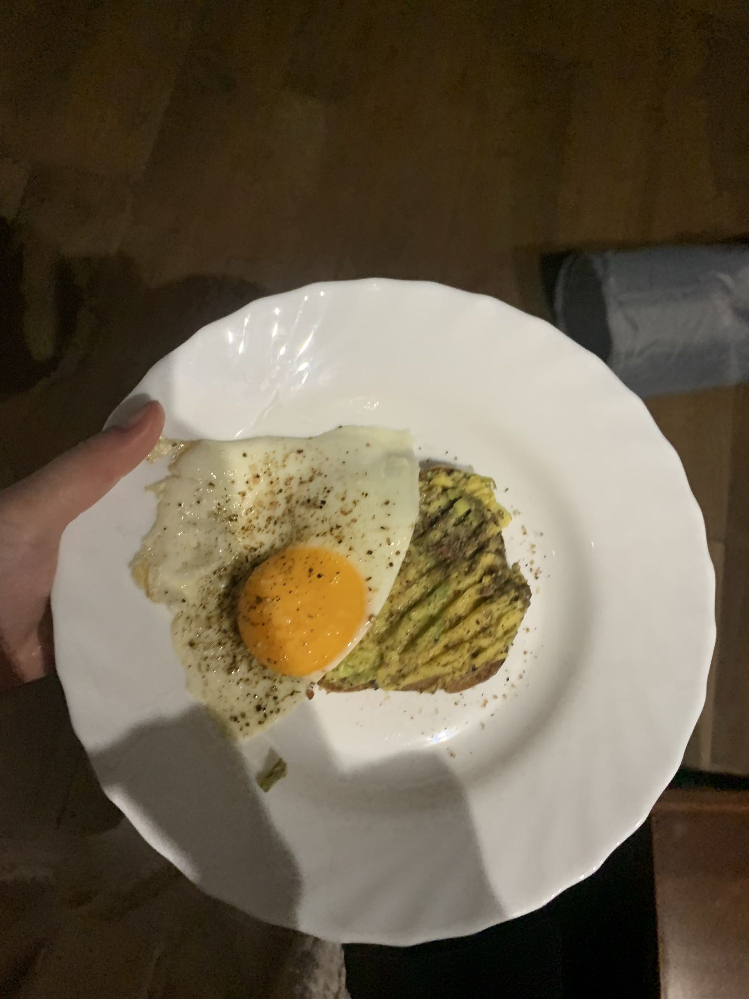 Tost z awokado i jajkiem