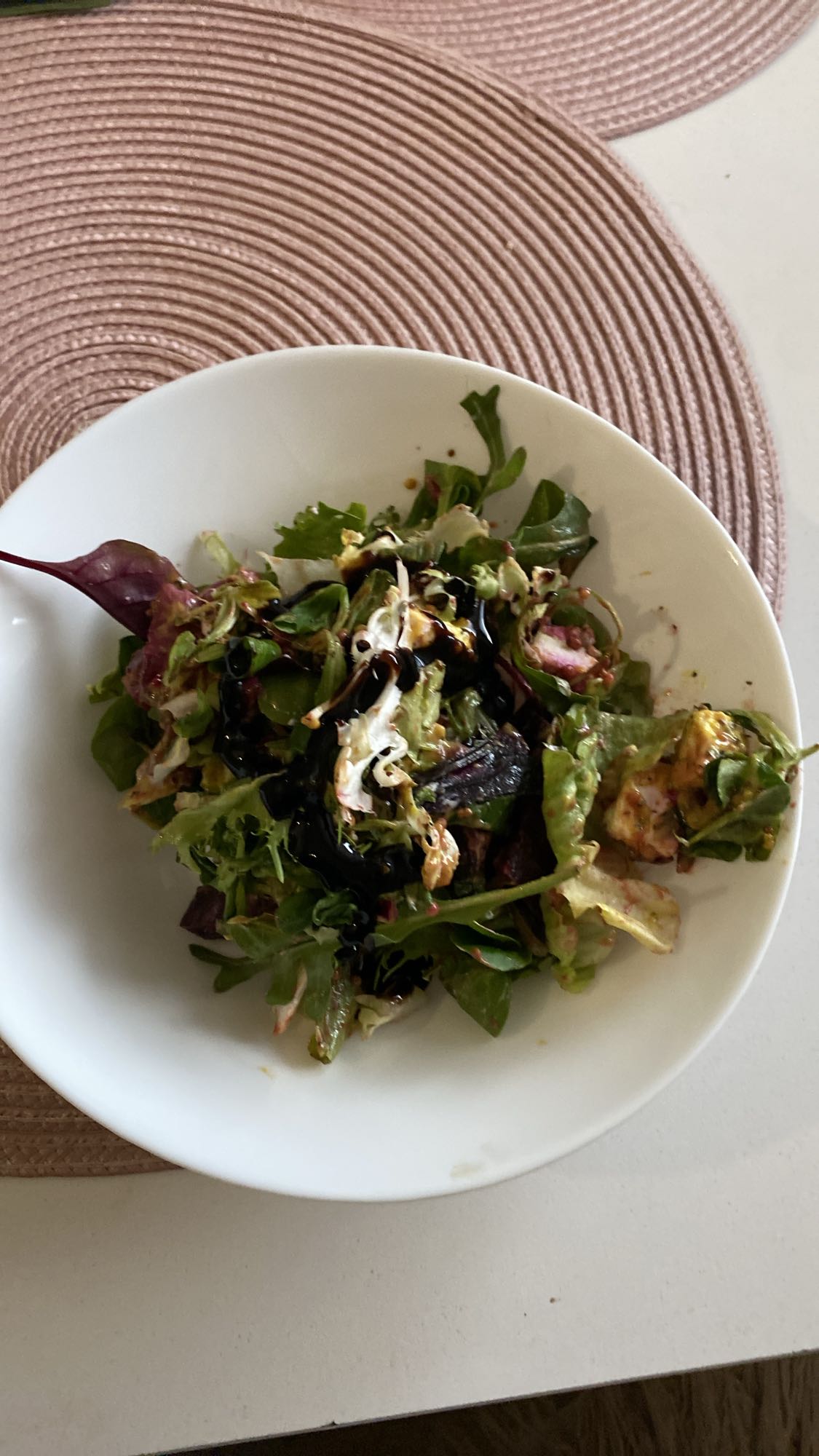 Sałatka z serem i sosem