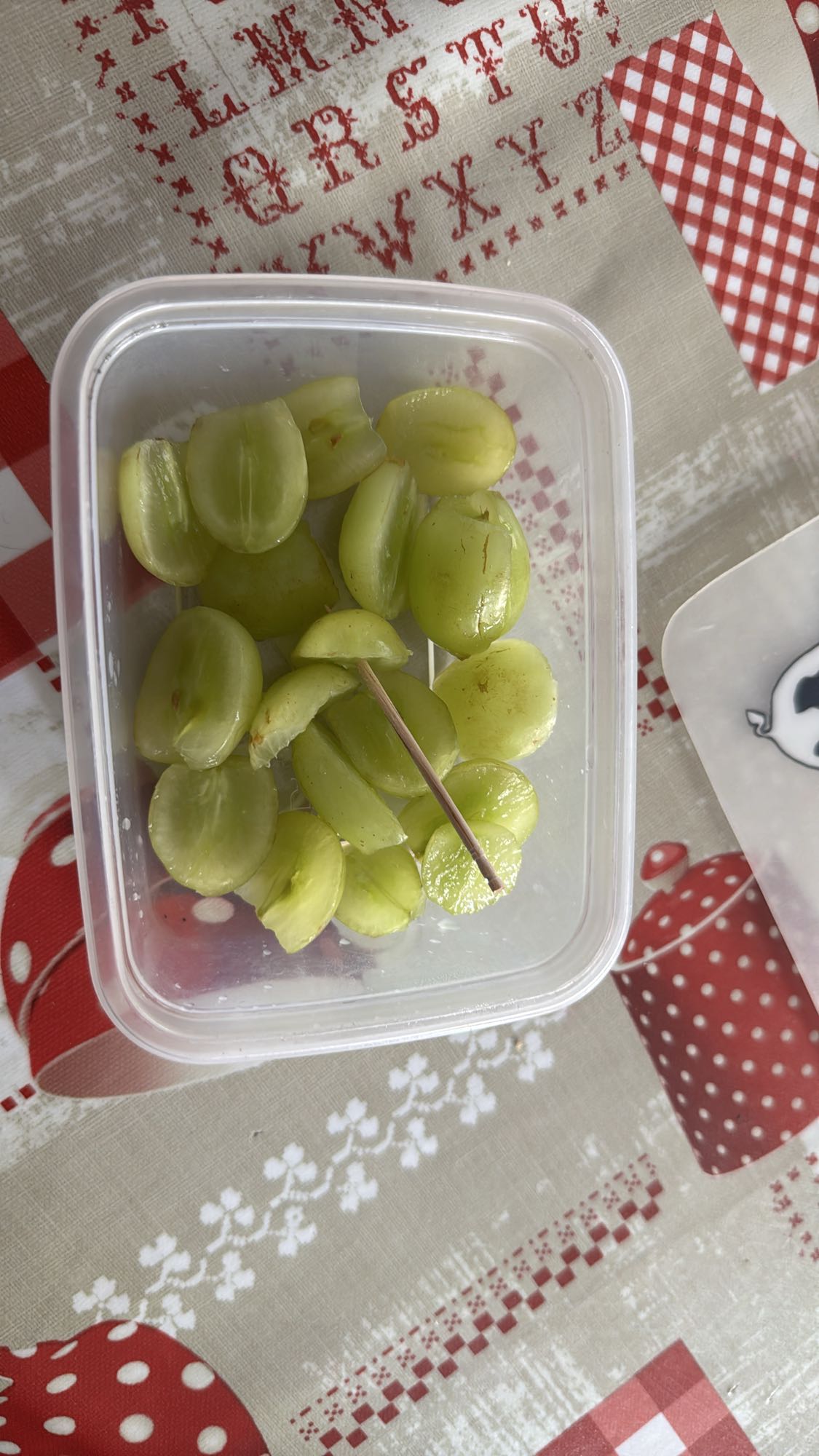 Uvas verdes cortadas