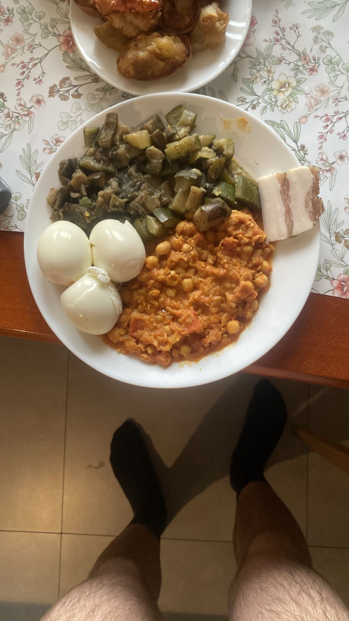 Овощи с яйцами и салом