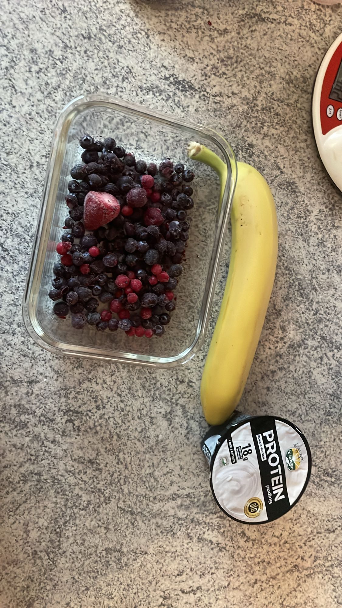 Sadna z beljakovinskim pudingom