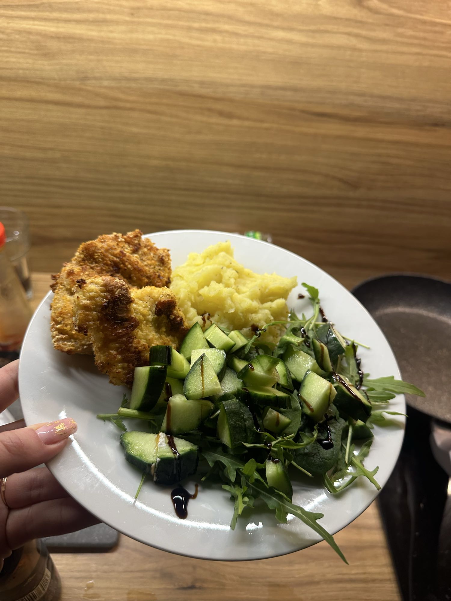 Курица с пюре и салатом