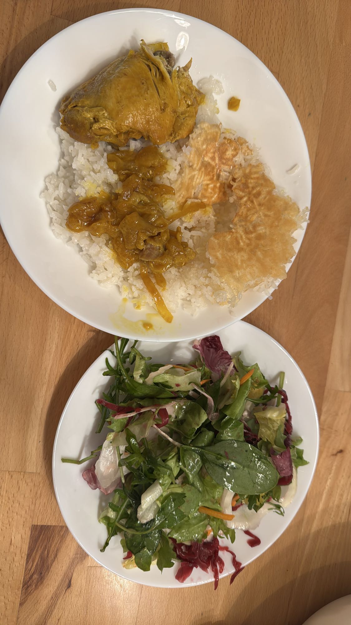 Hähnchen mit Reis und Salat