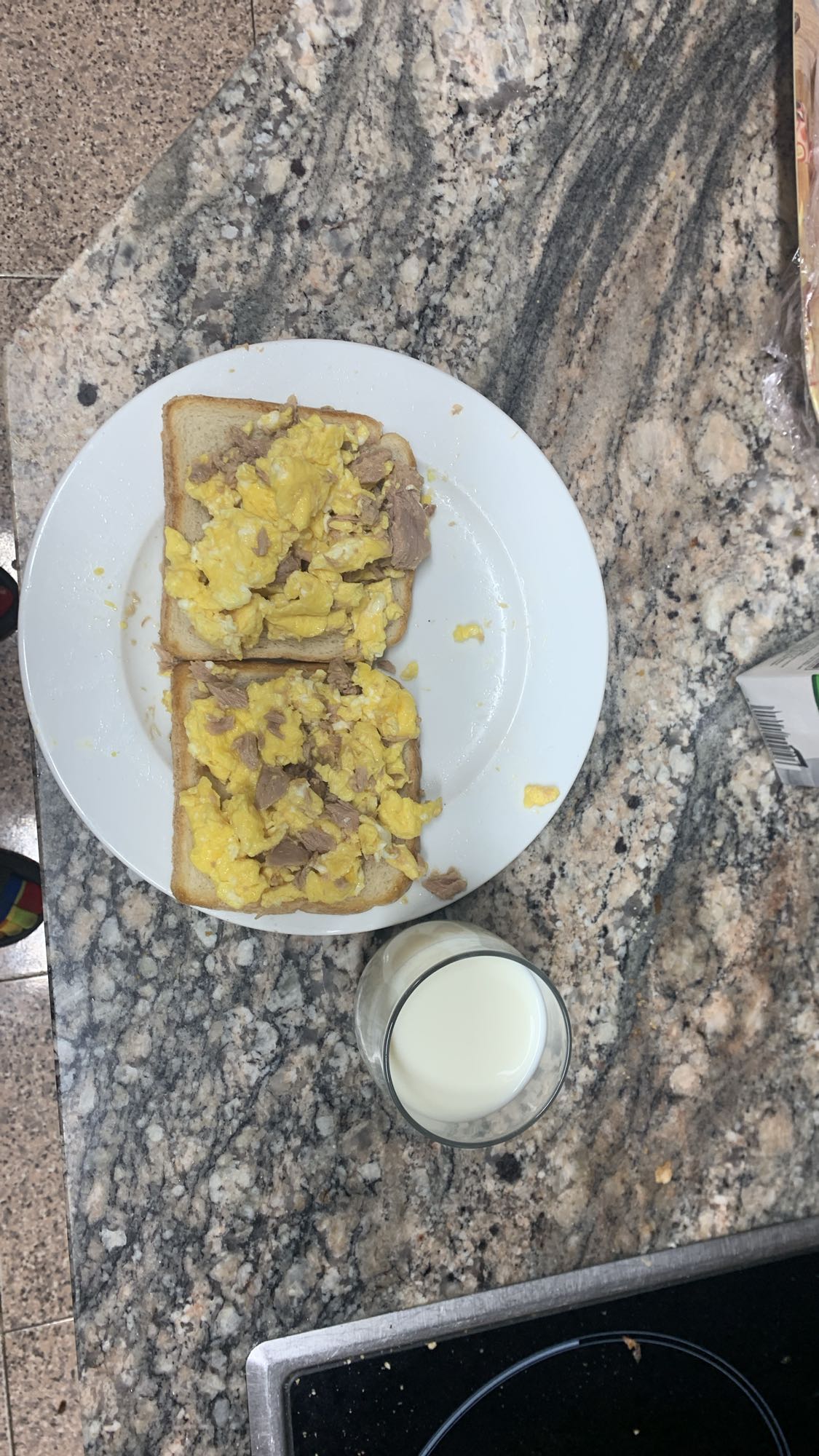 Tostadas con huevo y atún