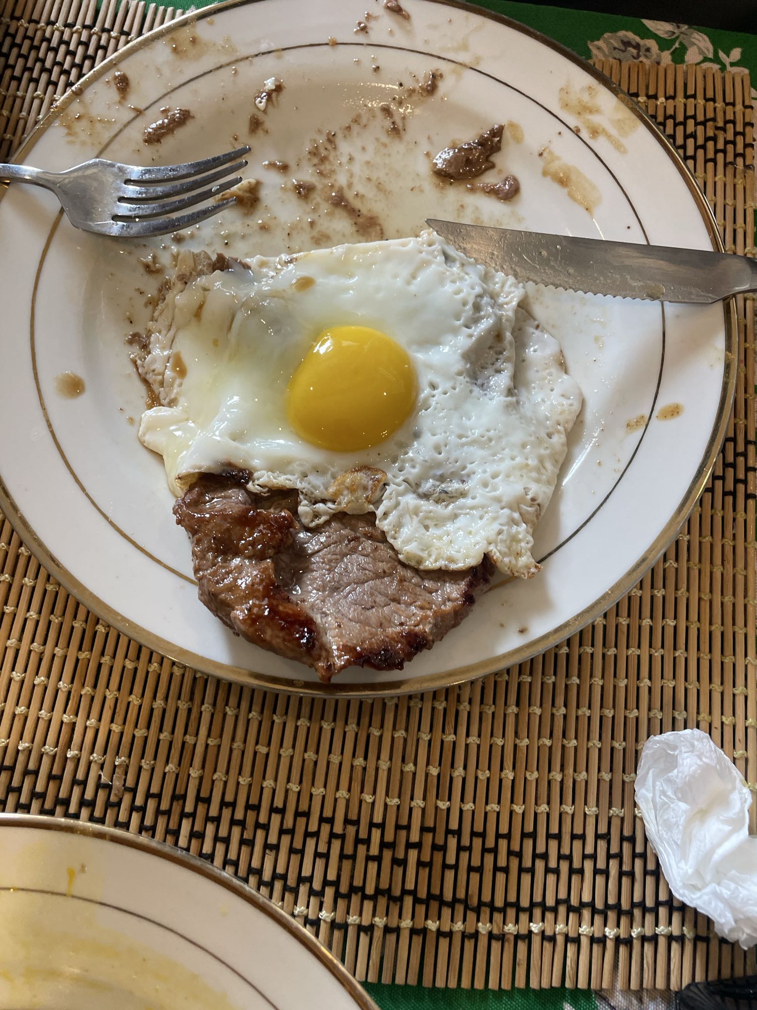 Bistec con huevo frito
